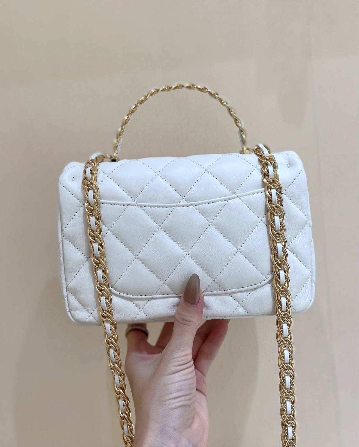 Ellebag’s Masterful Recreation of the Chanel 23S AS4023 White Gold Lambskin Top Handle Bag(2024 Dec Updated)-Bästa kvalitet Fake Louis Vuitton Bag Online Store, Replica designer bag ru