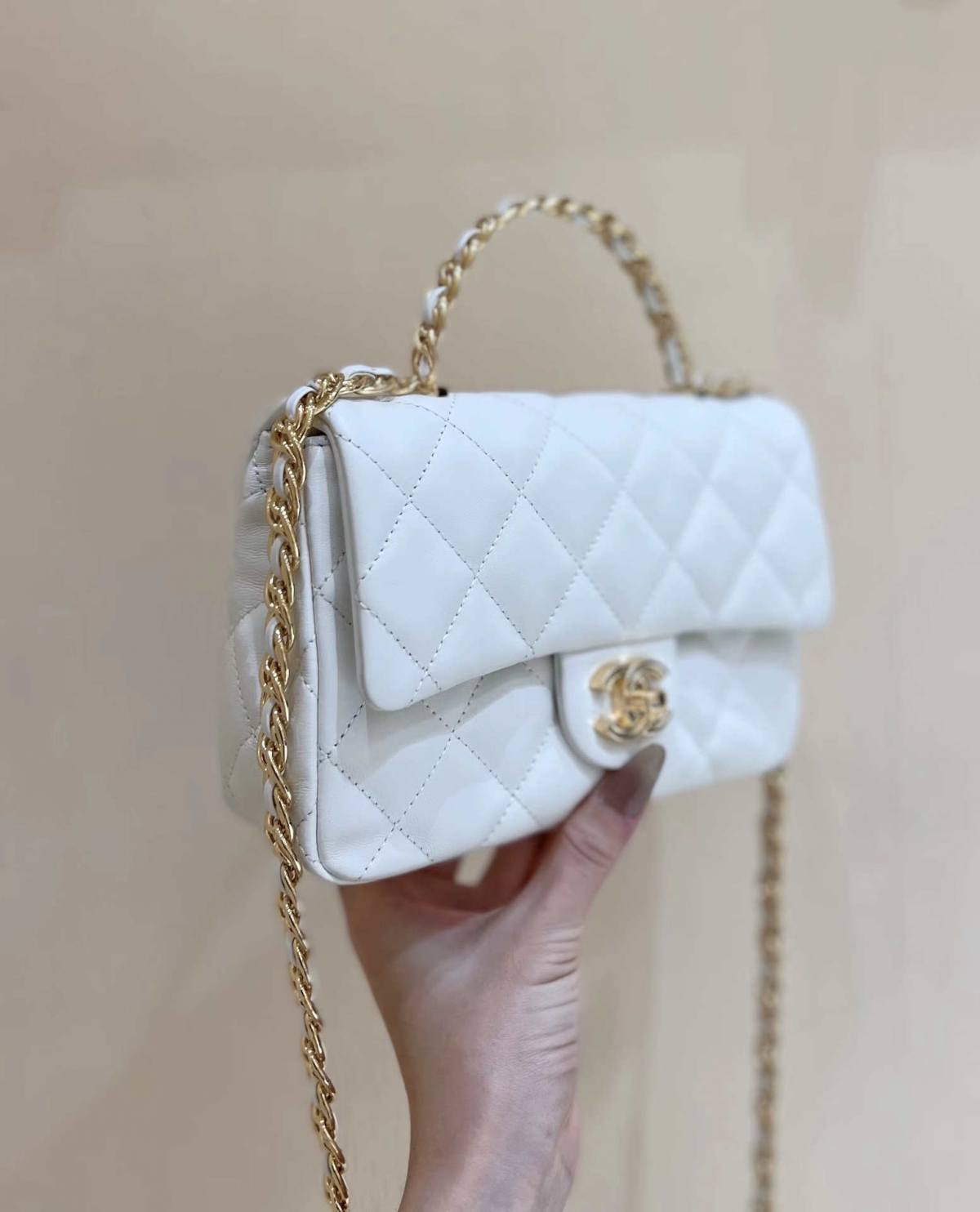 Ellebag’s Masterful Recreation of the Chanel 23S AS4023 White Gold Lambskin Top Handle Bag(2024 Dec Updated)-Bästa kvalitet Fake Louis Vuitton Bag Online Store, Replica designer bag ru