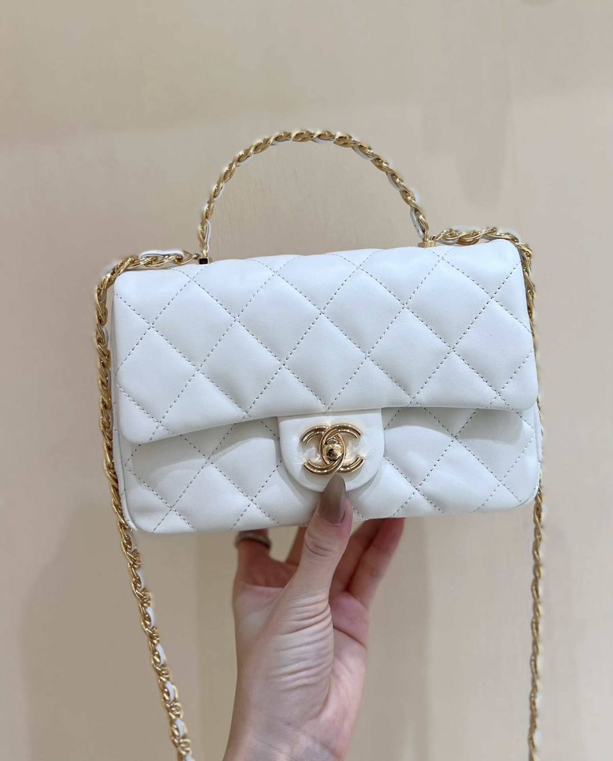 Ellebag’s Masterful Recreation of the Chanel 23S AS4023 White Gold Lambskin Top Handle Bag(2024 Dec Updated)-Bästa kvalitet Fake Louis Vuitton Bag Online Store, Replica designer bag ru