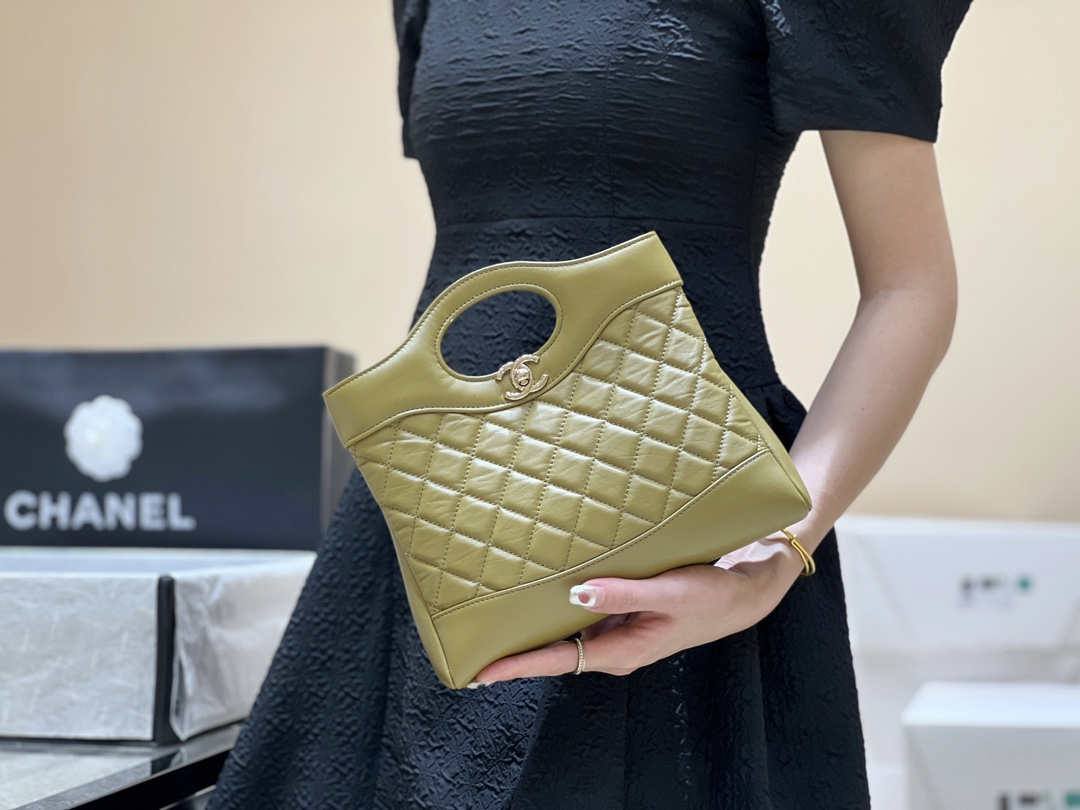 Ellebag’s Masterful Recreation of the Chanel 31 Mini Shopping Bag (AS4133) in Deep Green Lambskin(2025 Jan Updated)-Paras laatu väärennetty Louis Vuitton laukku verkkokauppa, replika suunnittelija laukku ru