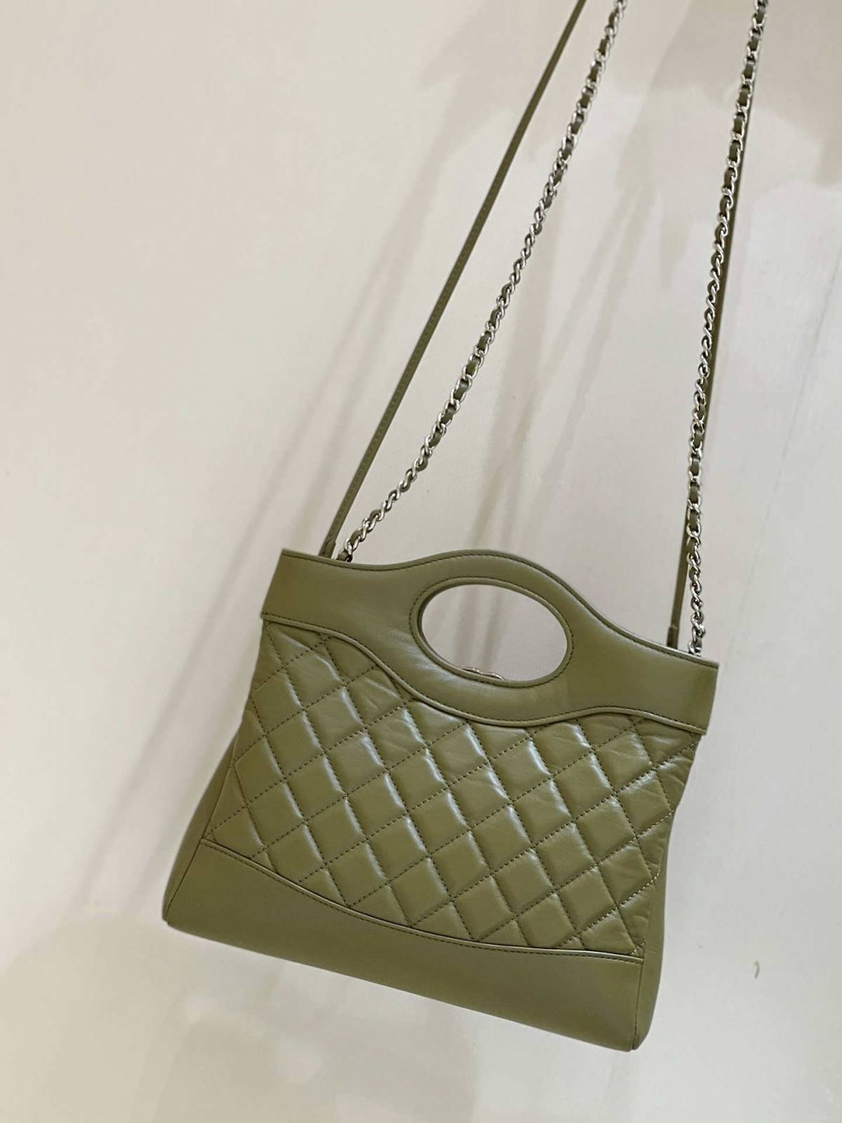 Ellebag’s Masterful Recreation of the Chanel 31 Mini Shopping Bag (AS4133) in Deep Green Lambskin(2025 Jan Updated)-Paras laatu väärennetty Louis Vuitton laukku verkkokauppa, replika suunnittelija laukku ru