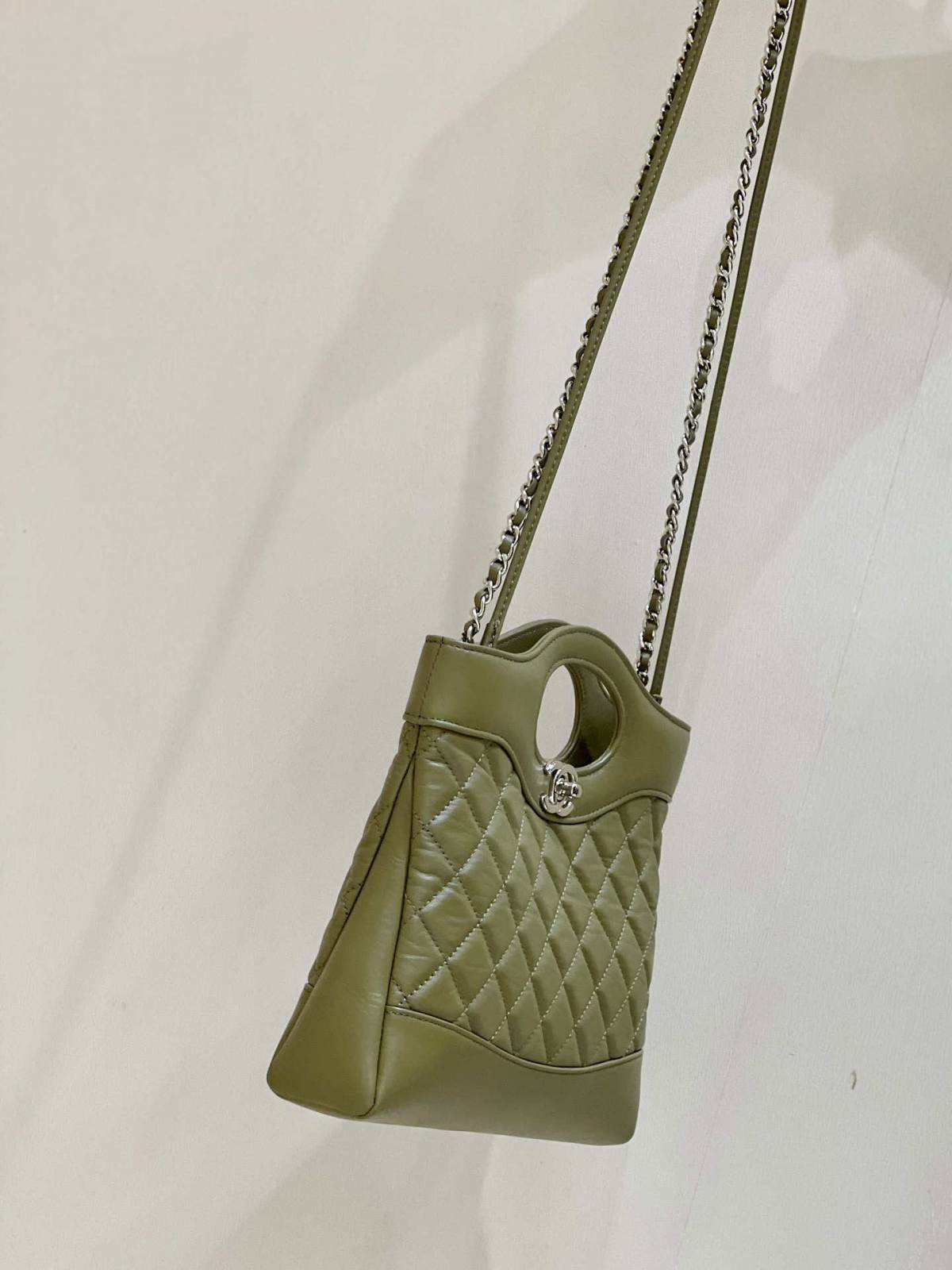 Ellebag’s Masterful Recreation of the Chanel 31 Mini Shopping Bag (AS4133) in Deep Green Lambskin(2025 Jan Updated)-Paras laatu väärennetty Louis Vuitton laukku verkkokauppa, replika suunnittelija laukku ru