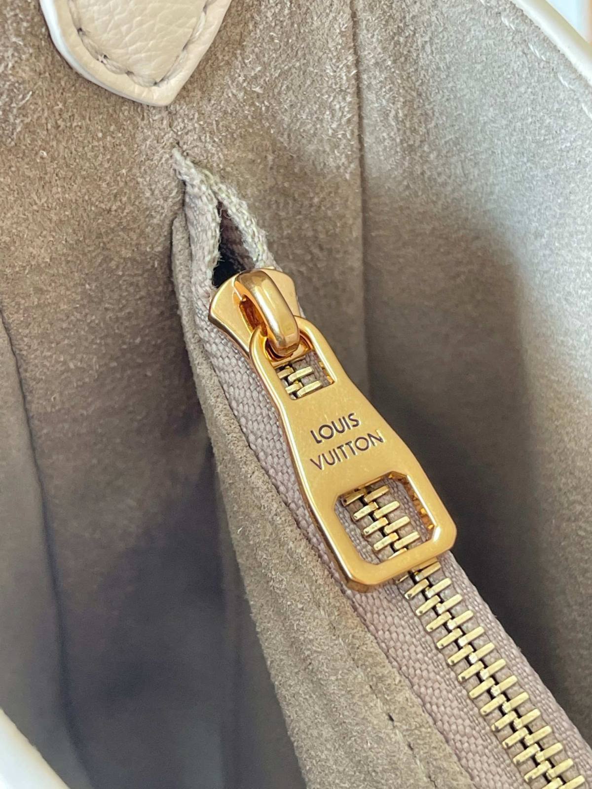 “Ellebag’s 1:1 Replica of Louis Vuitton Low Key Shoulder Bag M24990: Crafting Timeless Elegance with Precision”(2025 Jan Updated)-Legjobb minőségű hamis Louis Vuitton táska online áruház, replika designer táska ru