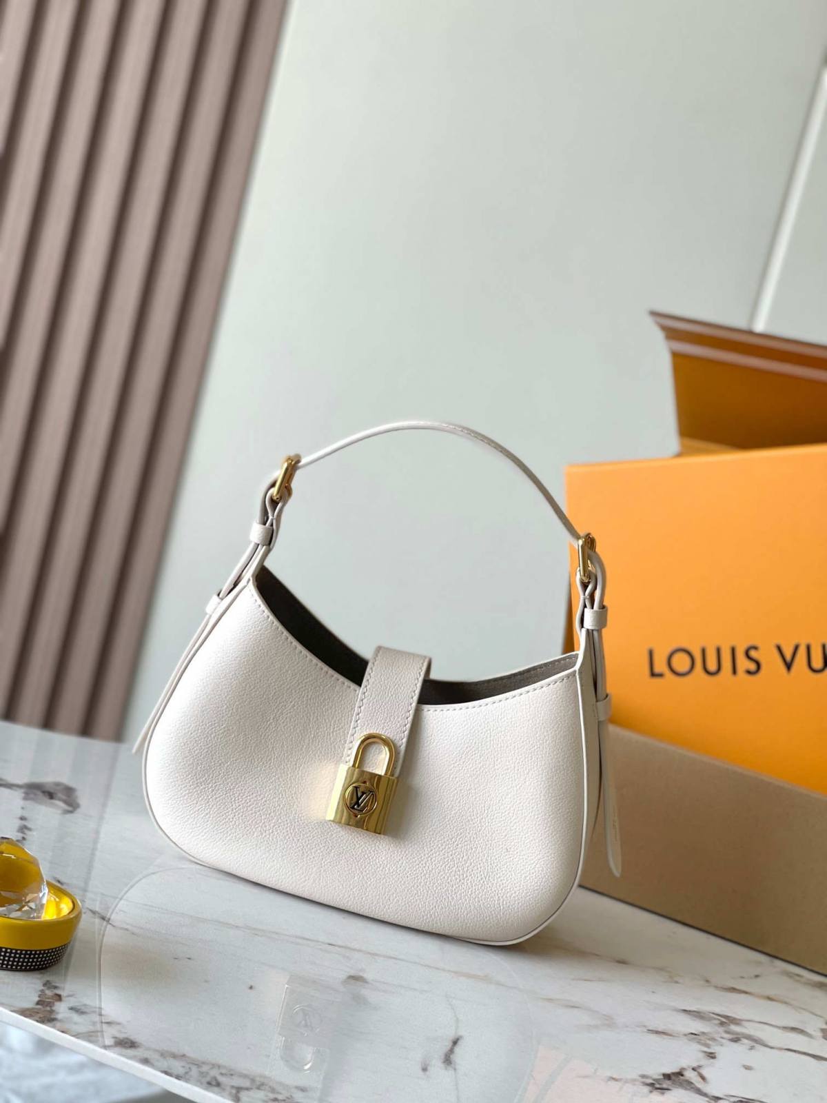 “Ellebag’s 1:1 Replica of Louis Vuitton Low Key Shoulder Bag M24990: Crafting Timeless Elegance with Precision”(2025 Jan Updated)-Legjobb minőségű hamis Louis Vuitton táska online áruház, replika designer táska ru