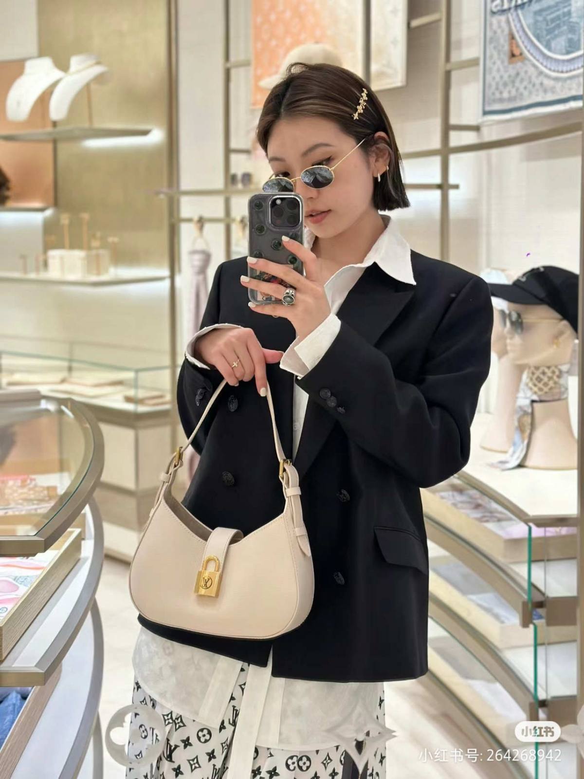 “Ellebag’s 1:1 Replica of Louis Vuitton Low Key Shoulder Bag M24990: Crafting Timeless Elegance with Precision”(2025 Jan Updated)-Legjobb minőségű hamis Louis Vuitton táska online áruház, replika designer táska ru