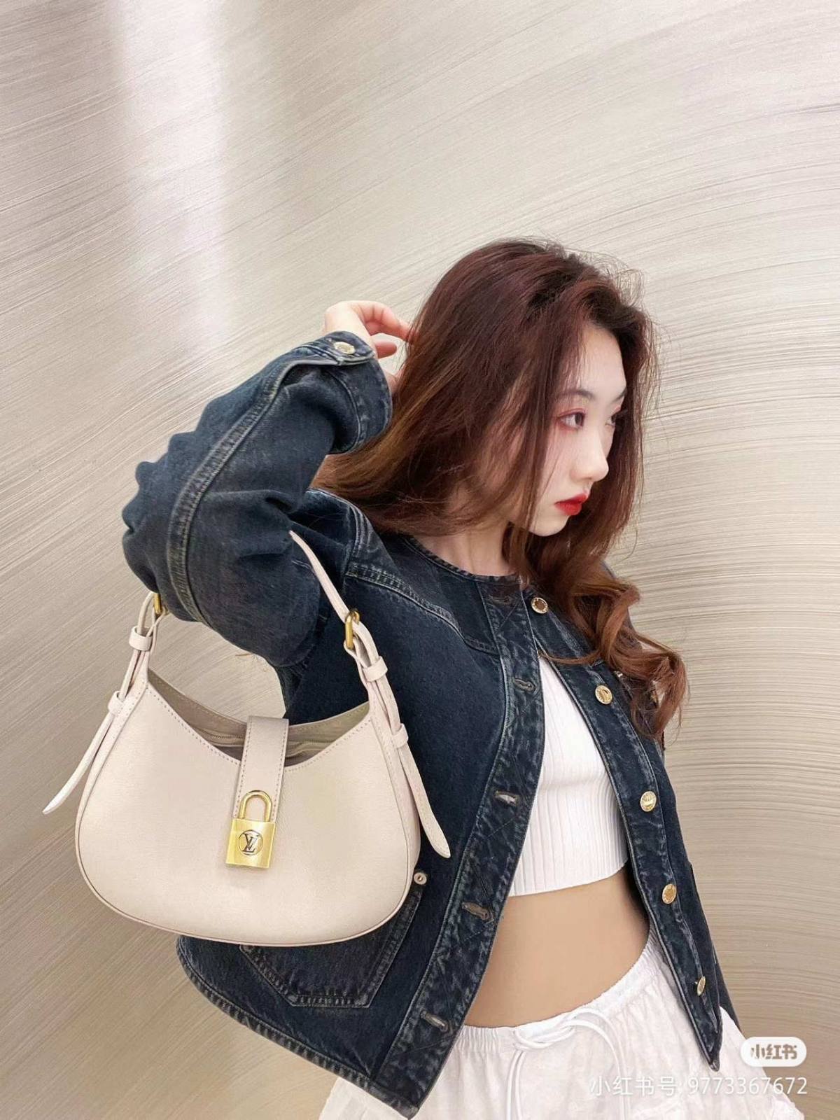 “Ellebag’s 1:1 Replica of Louis Vuitton Low Key Shoulder Bag M24990: Crafting Timeless Elegance with Precision”(2025 Jan Updated)-Legjobb minőségű hamis Louis Vuitton táska online áruház, replika designer táska ru