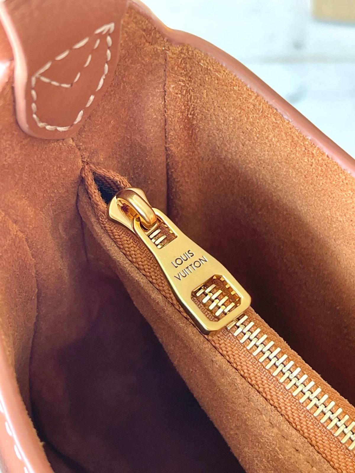 “Ellebag’s 1:1 Replica of Louis Vuitton Low Key Shoulder Bag M24990: Crafting Timeless Elegance with Precision”(2025 Jan Updated)-Legjobb minőségű hamis Louis Vuitton táska online áruház, replika designer táska ru