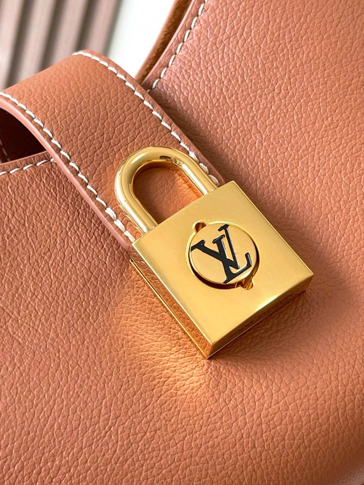 “Ellebag’s 1:1 Replica of Louis Vuitton Low Key Shoulder Bag M24990: Crafting Timeless Elegance with Precision”(2025 Jan Updated)-Legjobb minőségű hamis Louis Vuitton táska online áruház, replika designer táska ru