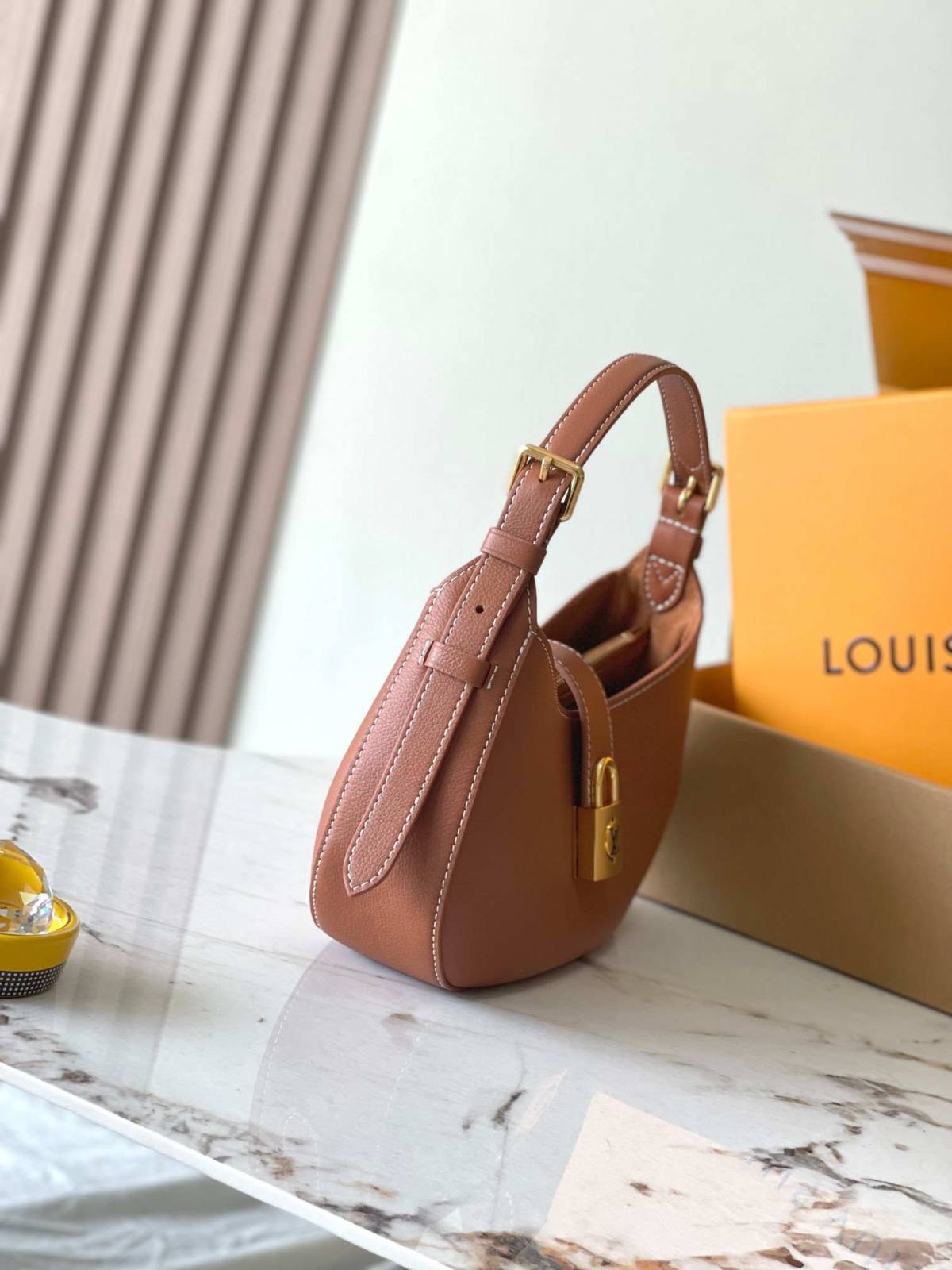 “Ellebag’s 1:1 Replica of Louis Vuitton Low Key Shoulder Bag M24990: Crafting Timeless Elegance with Precision”(2025 Jan Updated)-Legjobb minőségű hamis Louis Vuitton táska online áruház, replika designer táska ru