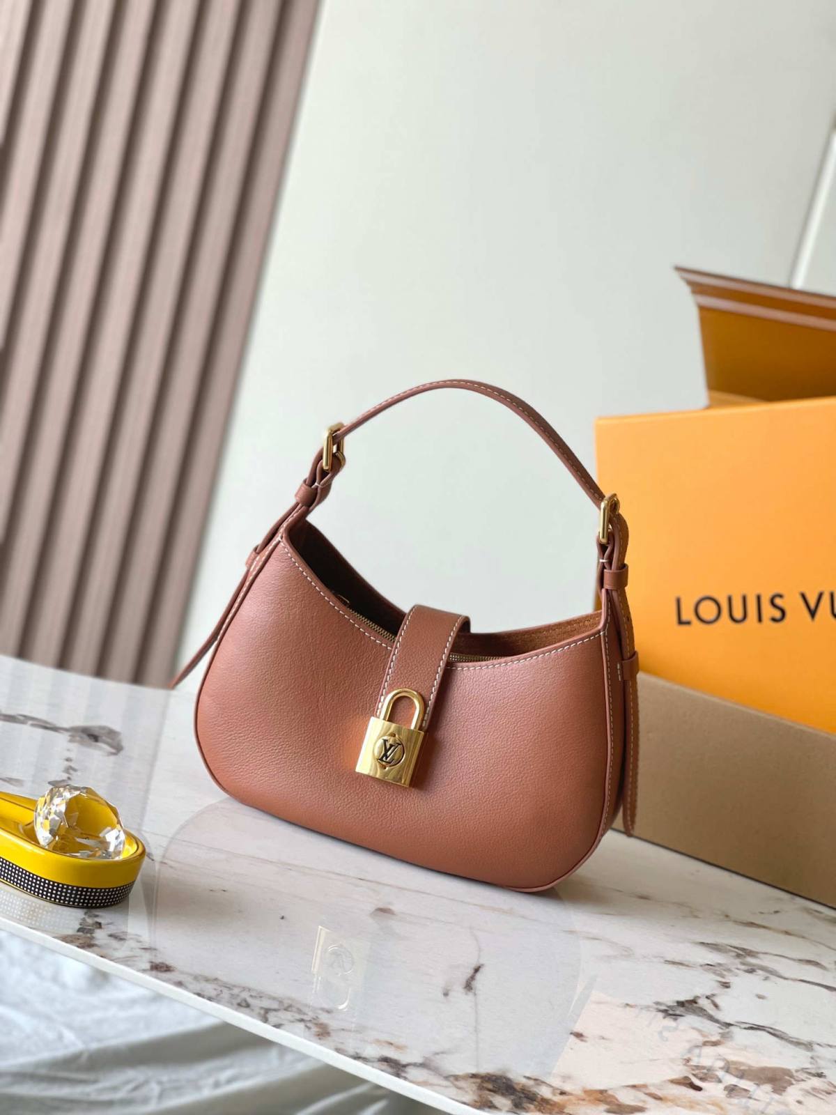 “Ellebag’s 1:1 Replica of Louis Vuitton Low Key Shoulder Bag M24990: Crafting Timeless Elegance with Precision”(2025 Jan Updated)-Legjobb minőségű hamis Louis Vuitton táska online áruház, replika designer táska ru