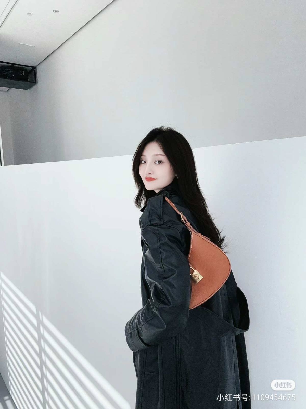 “Ellebag’s 1:1 Replica of Louis Vuitton Low Key Shoulder Bag M24990: Crafting Timeless Elegance with Precision”(2025 Jan Updated)-Legjobb minőségű hamis Louis Vuitton táska online áruház, replika designer táska ru