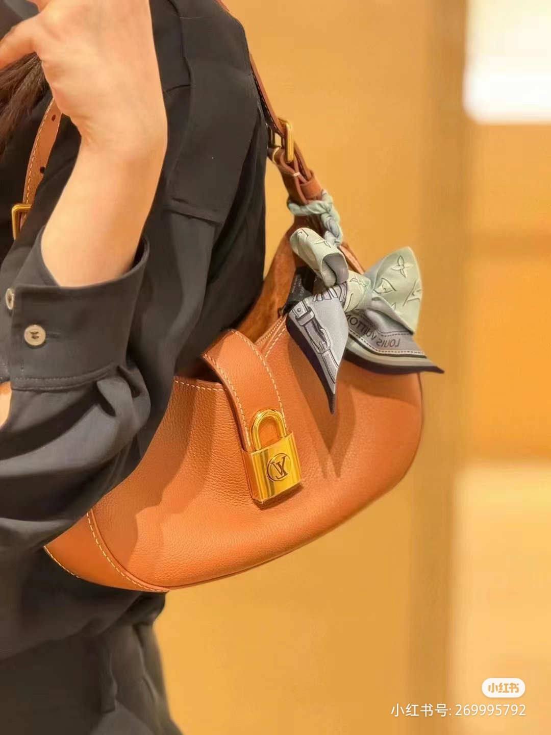 “Ellebag’s 1:1 Replica of Louis Vuitton Low Key Shoulder Bag M24990: Crafting Timeless Elegance with Precision”(2025 Jan Updated)-Legjobb minőségű hamis Louis Vuitton táska online áruház, replika designer táska ru