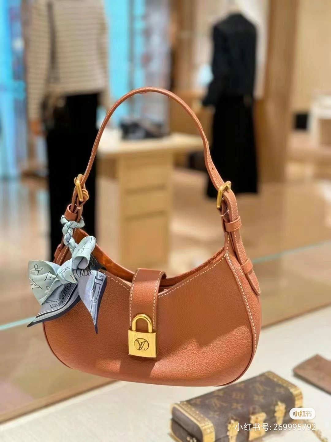 “Ellebag’s 1:1 Replica of Louis Vuitton Low Key Shoulder Bag M24990: Crafting Timeless Elegance with Precision”(2025 Jan Updated)-Legjobb minőségű hamis Louis Vuitton táska online áruház, replika designer táska ru