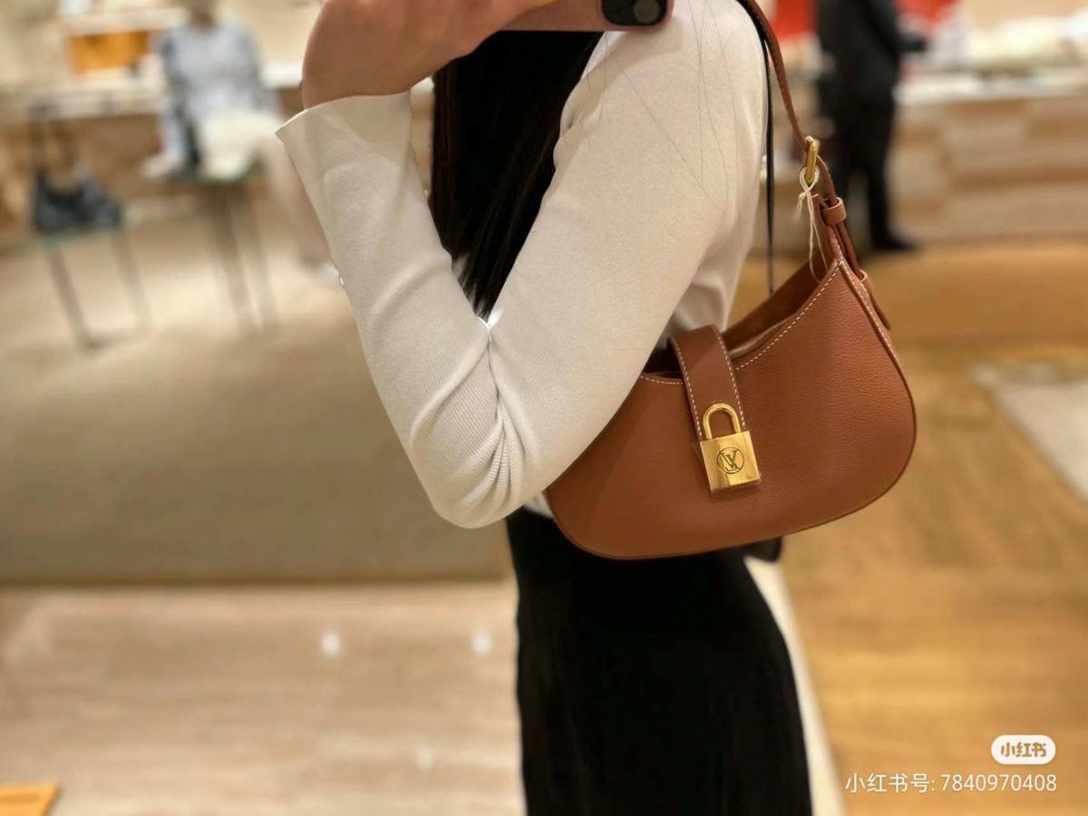 “Ellebag’s 1:1 Replica of Louis Vuitton Low Key Shoulder Bag M24990: Crafting Timeless Elegance with Precision”(2025 Jan Updated)-Legjobb minőségű hamis Louis Vuitton táska online áruház, replika designer táska ru