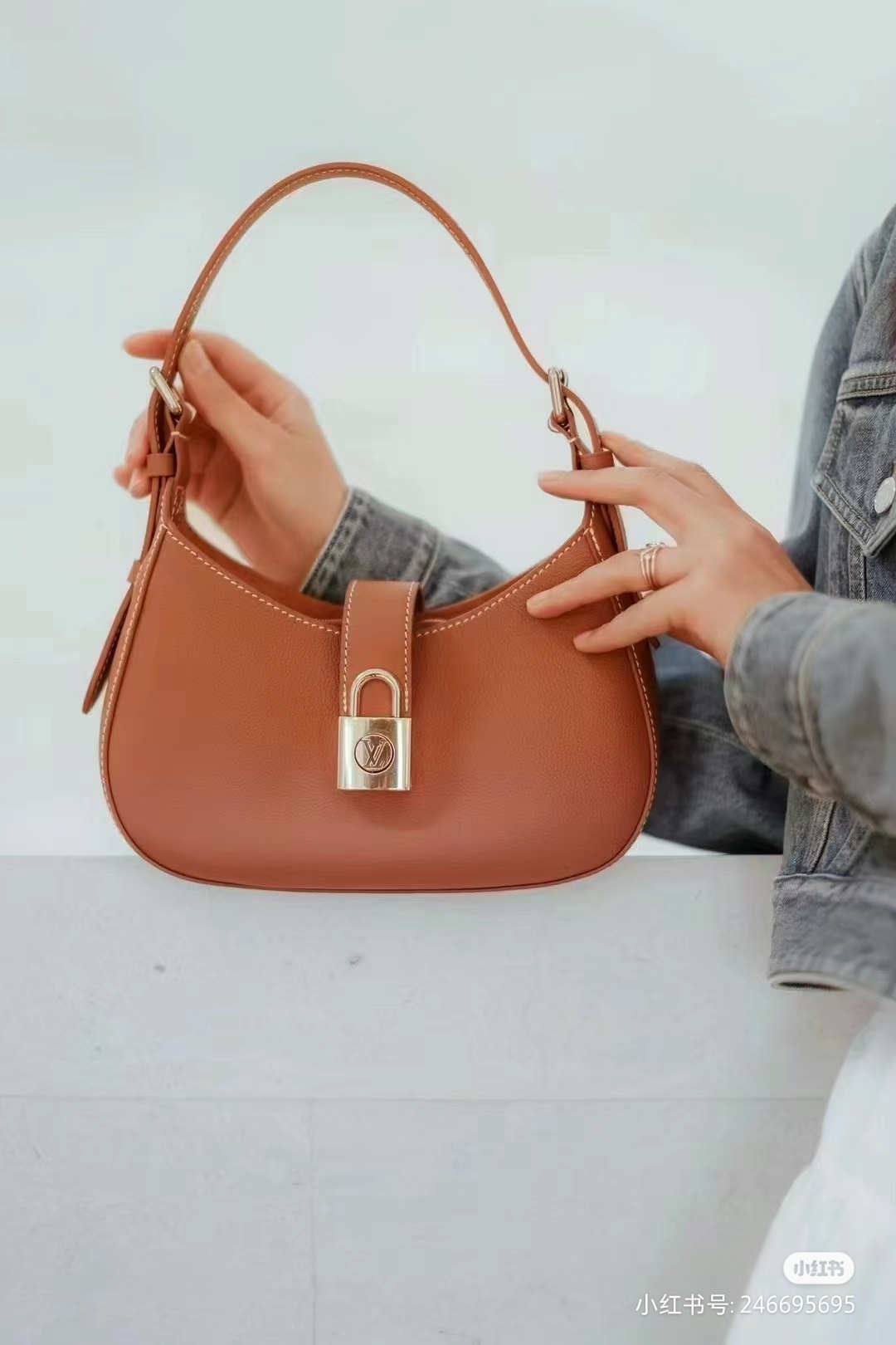 “Ellebag’s 1:1 Replica of Louis Vuitton Low Key Shoulder Bag M24990: Crafting Timeless Elegance with Precision”(2025 Jan Updated)-Legjobb minőségű hamis Louis Vuitton táska online áruház, replika designer táska ru