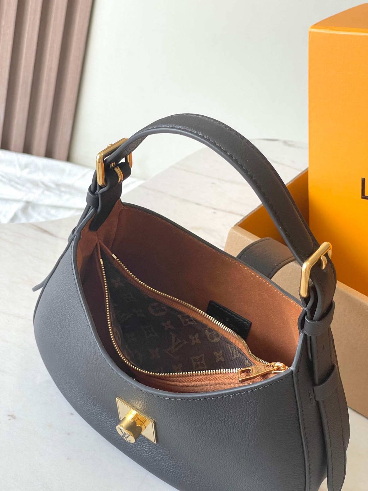 “Ellebag’s 1:1 Replica of Louis Vuitton Low Key Shoulder Bag M24990: Crafting Timeless Elegance with Precision”(2025 Jan Updated)-Legjobb minőségű hamis Louis Vuitton táska online áruház, replika designer táska ru