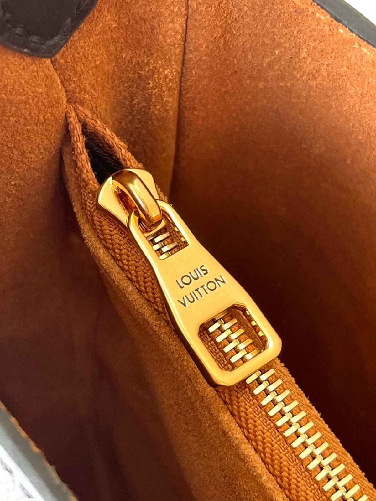 “Ellebag’s 1:1 Replica of Louis Vuitton Low Key Shoulder Bag M24990: Crafting Timeless Elegance with Precision”(2025 Jan Updated)-Legjobb minőségű hamis Louis Vuitton táska online áruház, replika designer táska ru