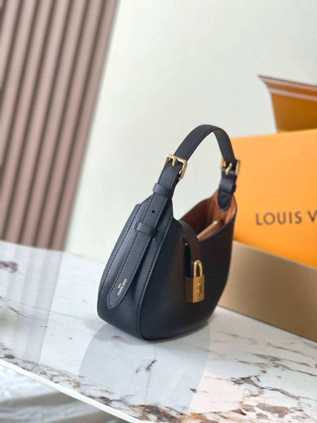 “Ellebag’s 1:1 Replica of Louis Vuitton Low Key Shoulder Bag M24990: Crafting Timeless Elegance with Precision”(2025 Jan Updated)-Legjobb minőségű hamis Louis Vuitton táska online áruház, replika designer táska ru