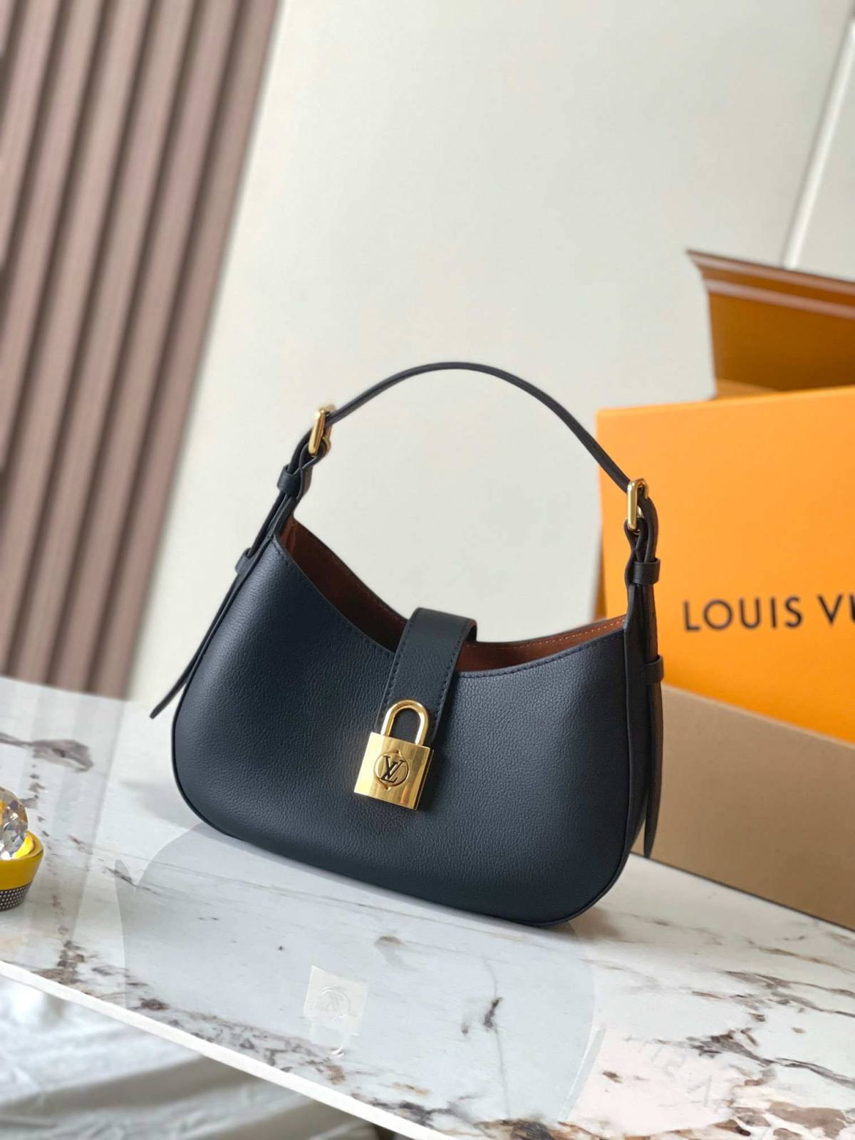 “Ellebag’s 1:1 Replica of Louis Vuitton Low Key Shoulder Bag M24990: Crafting Timeless Elegance with Precision”(2025 Jan Updated)-Legjobb minőségű hamis Louis Vuitton táska online áruház, replika designer táska ru