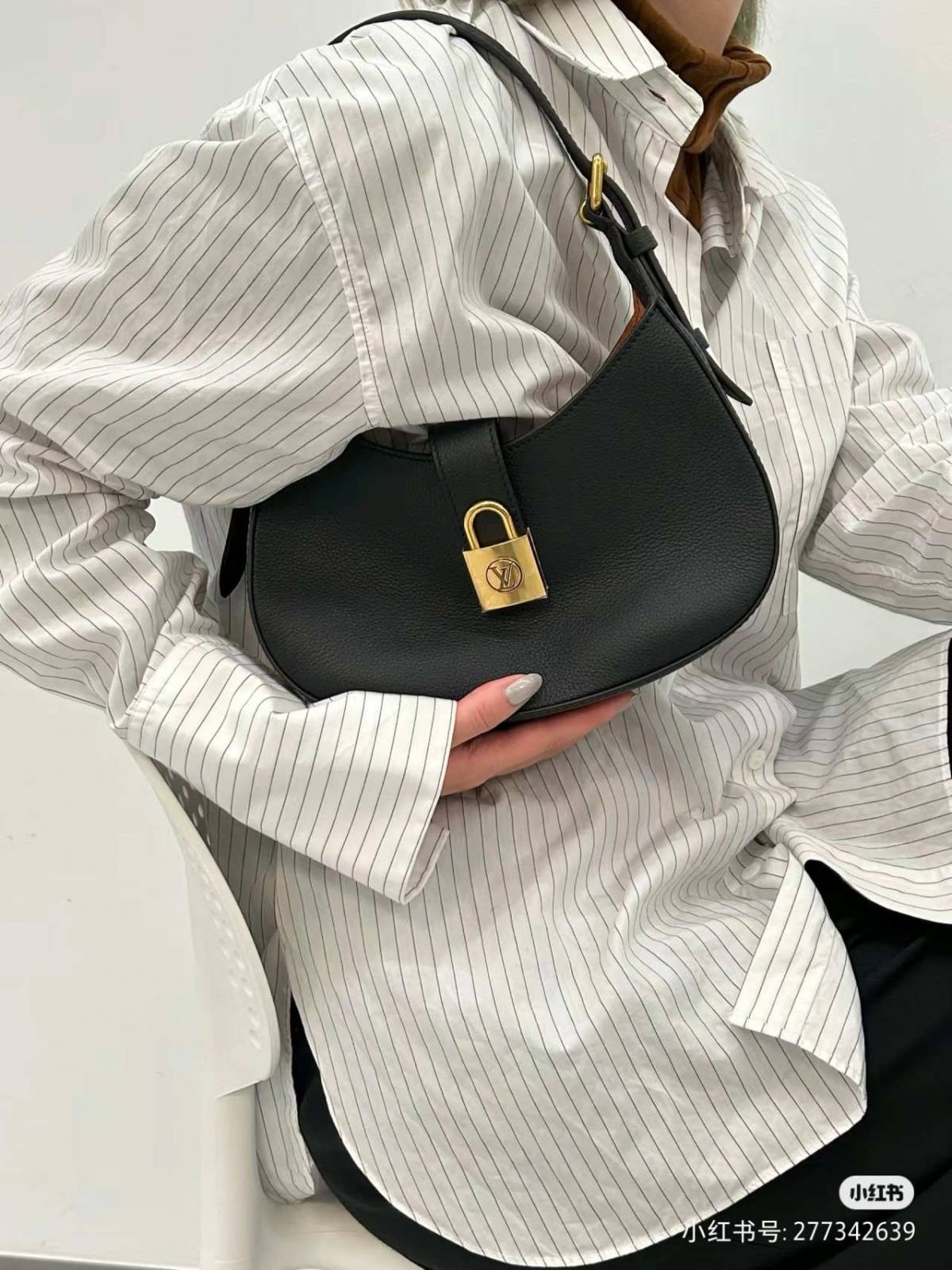 “Ellebag’s 1:1 Replica of Louis Vuitton Low Key Shoulder Bag M24990: Crafting Timeless Elegance with Precision”(2025 Jan Updated)-Legjobb minőségű hamis Louis Vuitton táska online áruház, replika designer táska ru