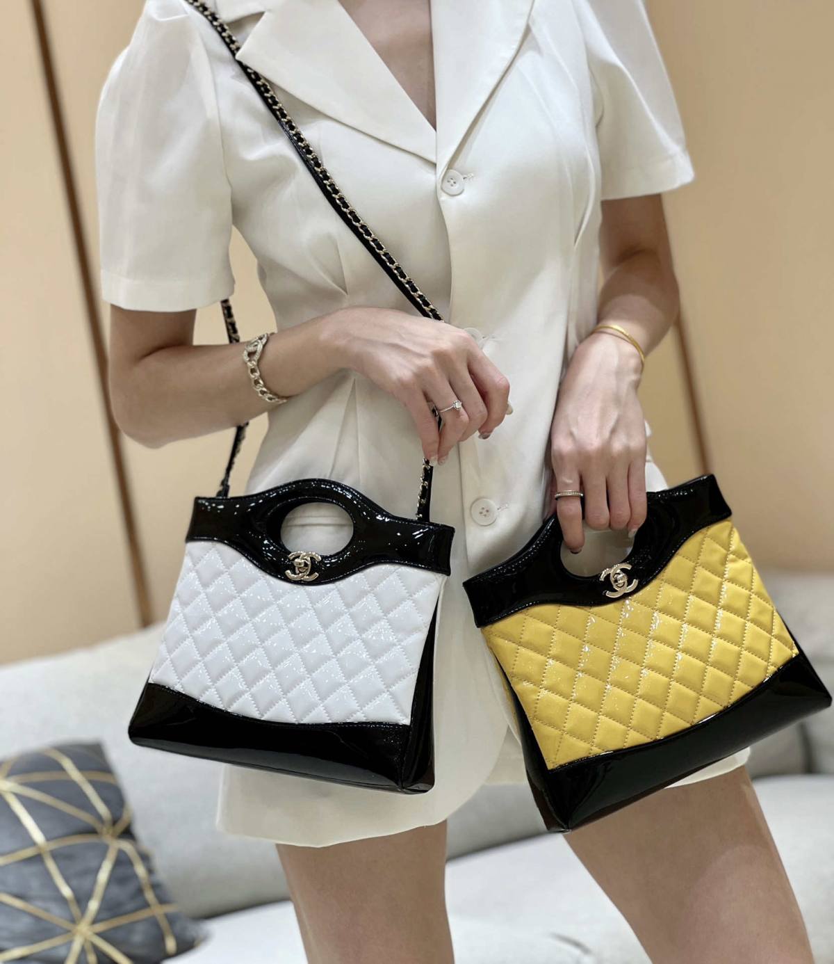 Ellebag’s Masterful Recreation of the Chanel 31 Mini Shopping Bag (AS4133) in White and Black Lambskin(2025 Jan Updated)-Paras laatu väärennetty Louis Vuitton laukku verkkokauppa, replika suunnittelija laukku ru