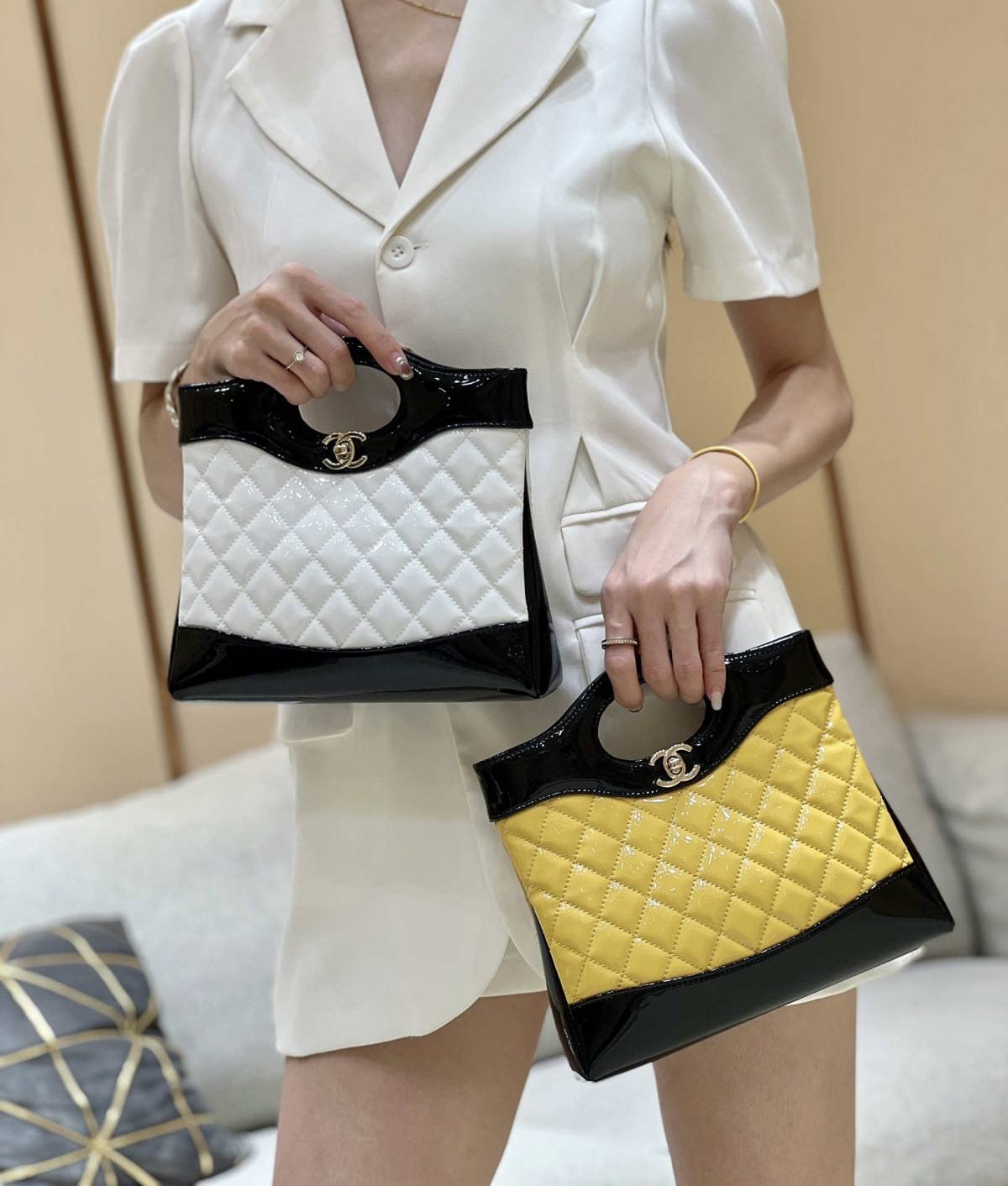 Ellebag’s Masterful Recreation of the Chanel 31 Mini Shopping Bag (AS4133) in White and Black Lambskin(2025 Jan Updated)-Paras laatu väärennetty Louis Vuitton laukku verkkokauppa, replika suunnittelija laukku ru