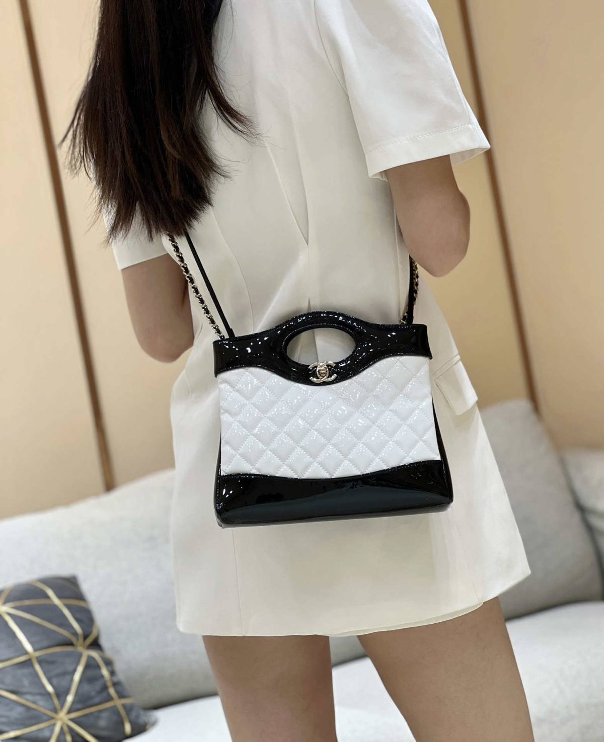 Ellebag’s Masterful Recreation of the Chanel 31 Mini Shopping Bag (AS4133) in White and Black Lambskin(2025 Jan Updated)-Paras laatu väärennetty Louis Vuitton laukku verkkokauppa, replika suunnittelija laukku ru