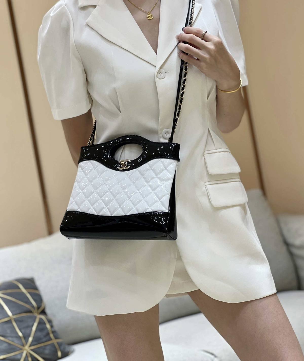 Ellebag’s Masterful Recreation of the Chanel 31 Mini Shopping Bag (AS4133) in White and Black Lambskin(2025 Jan Updated)-Paras laatu väärennetty Louis Vuitton laukku verkkokauppa, replika suunnittelija laukku ru