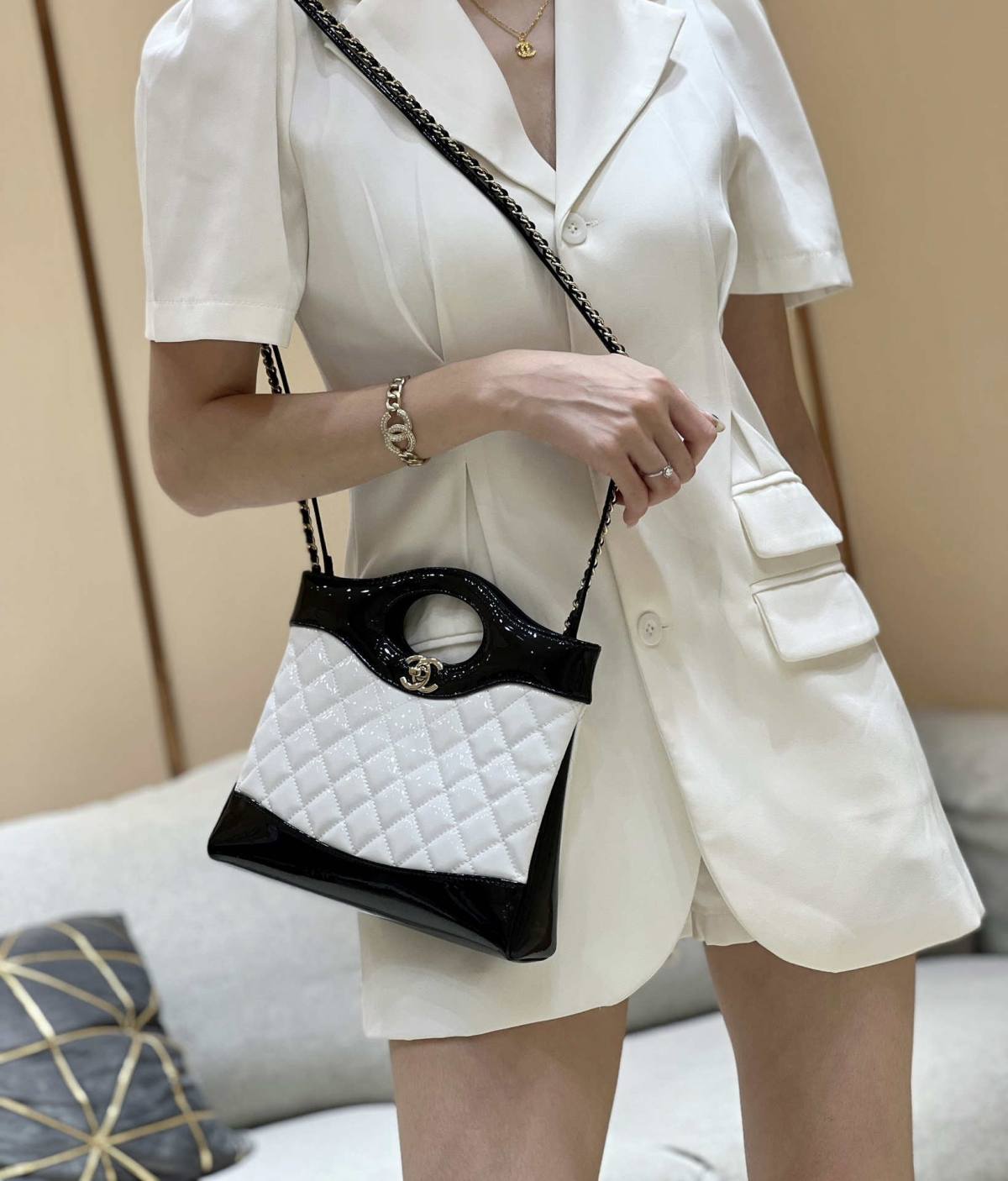 Ellebag’s Masterful Recreation of the Chanel 31 Mini Shopping Bag (AS4133) in White and Black Lambskin(2025 Jan Updated)-Paras laatu väärennetty Louis Vuitton laukku verkkokauppa, replika suunnittelija laukku ru