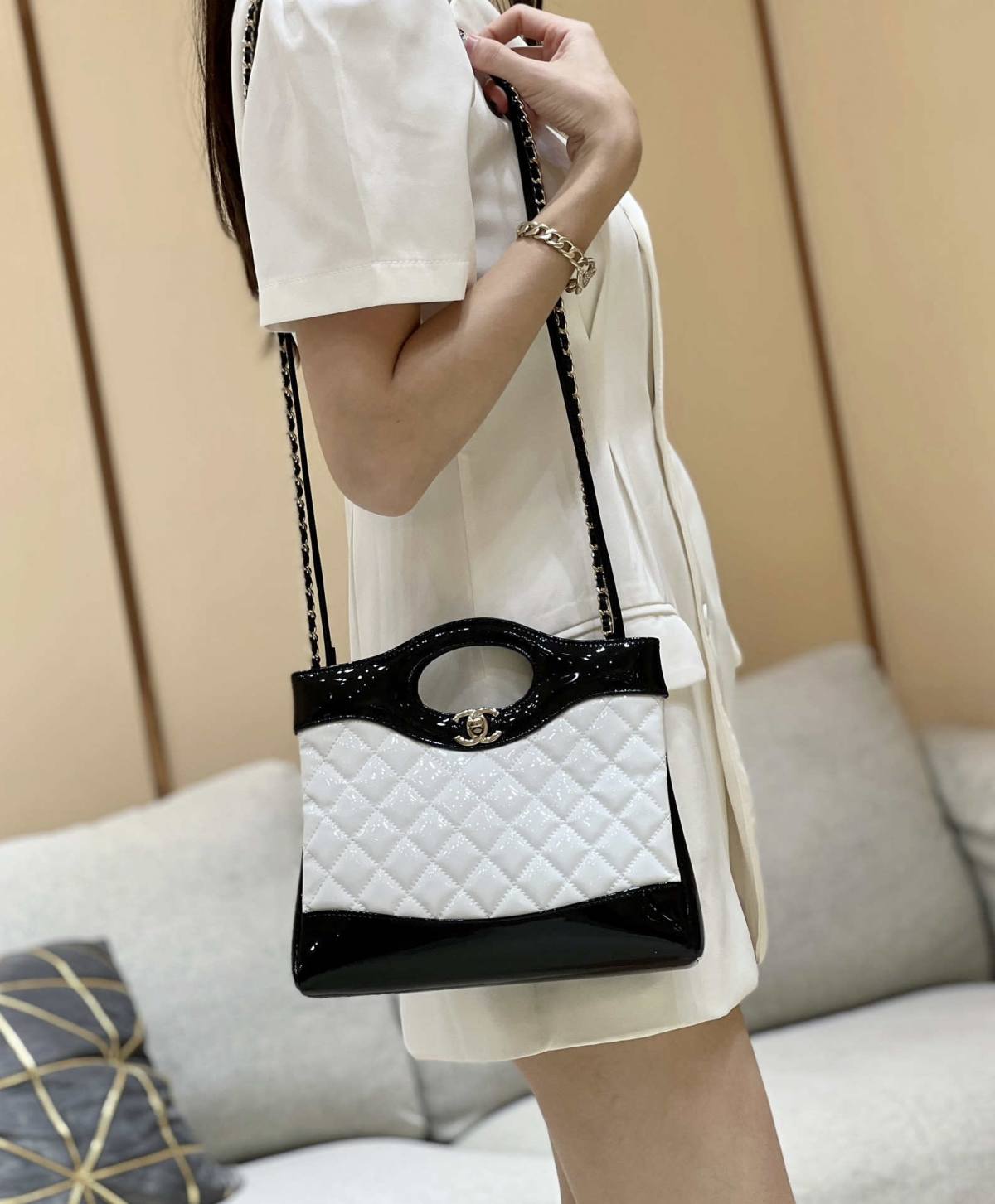 Ellebag’s Masterful Recreation of the Chanel 31 Mini Shopping Bag (AS4133) in White and Black Lambskin(2025 Jan Updated)-Paras laatu väärennetty Louis Vuitton laukku verkkokauppa, replika suunnittelija laukku ru