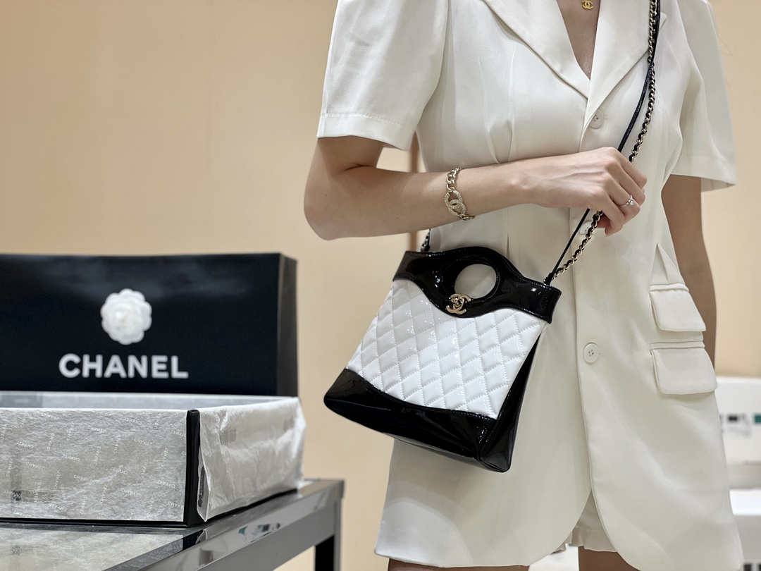 Ellebag’s Masterful Recreation of the Chanel 31 Mini Shopping Bag (AS4133) in White and Black Lambskin(2025 Jan Updated)-Paras laatu väärennetty Louis Vuitton laukku verkkokauppa, replika suunnittelija laukku ru