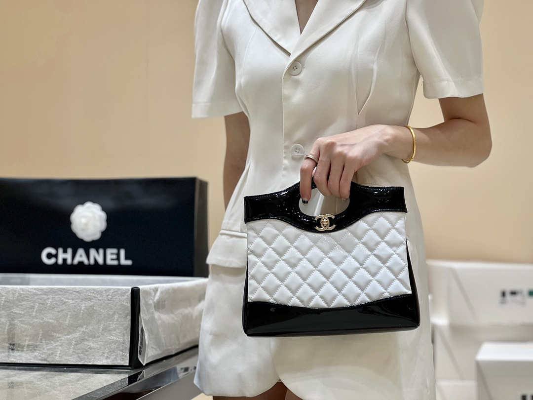 Ellebag’s Masterful Recreation of the Chanel 31 Mini Shopping Bag (AS4133) in White and Black Lambskin(2025 Jan Updated)-Paras laatu väärennetty Louis Vuitton laukku verkkokauppa, replika suunnittelija laukku ru