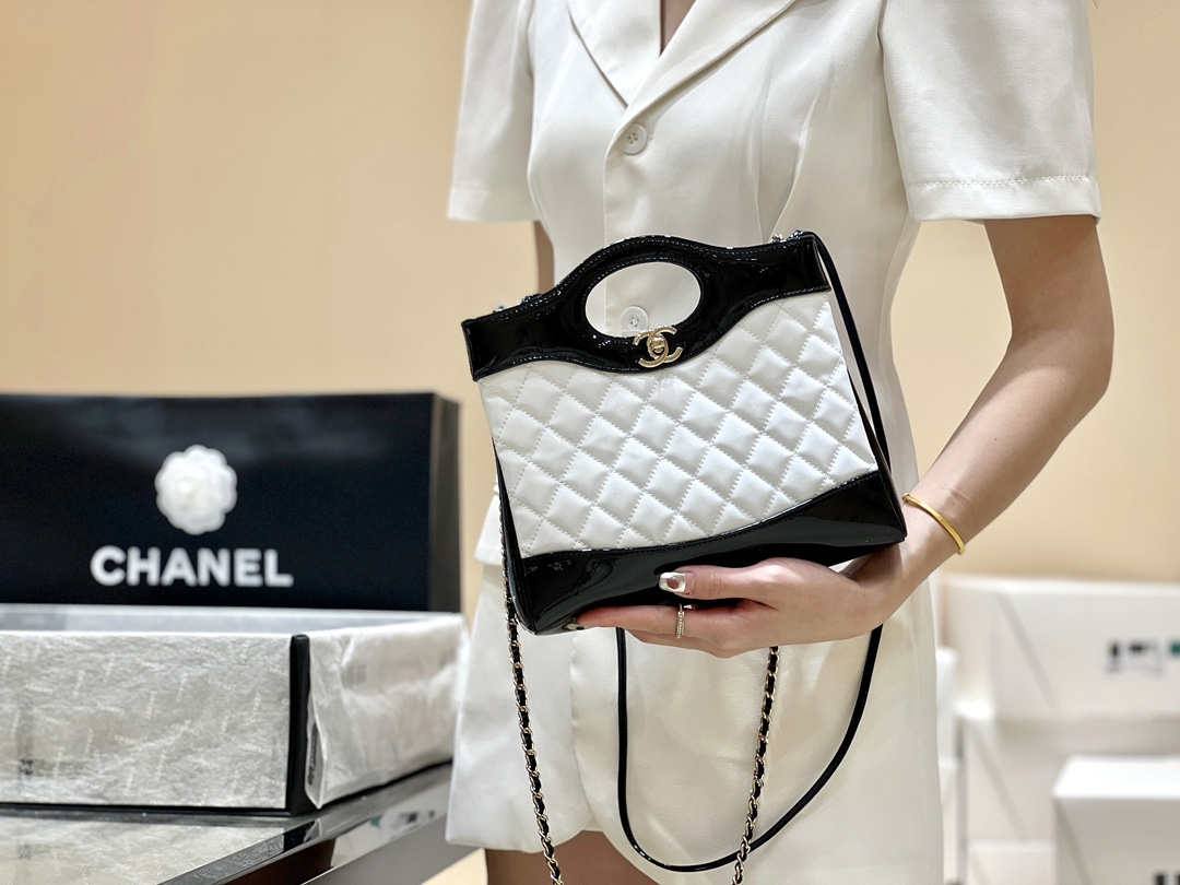 Ellebag’s Masterful Recreation of the Chanel 31 Mini Shopping Bag (AS4133) in White and Black Lambskin(2025 Jan Updated)-Paras laatu väärennetty Louis Vuitton laukku verkkokauppa, replika suunnittelija laukku ru