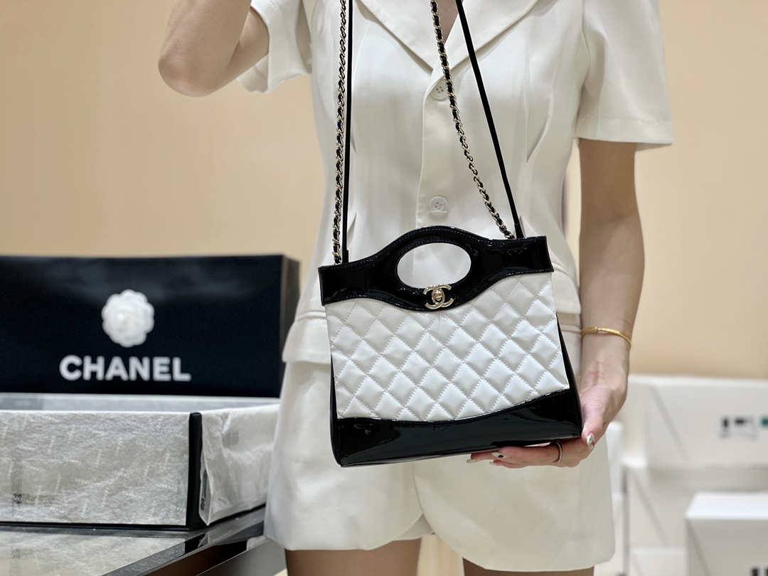 Ellebag’s Masterful Recreation of the Chanel 31 Mini Shopping Bag (AS4133) in White and Black Lambskin(2025 Jan Updated)-Paras laatu väärennetty Louis Vuitton laukku verkkokauppa, replika suunnittelija laukku ru