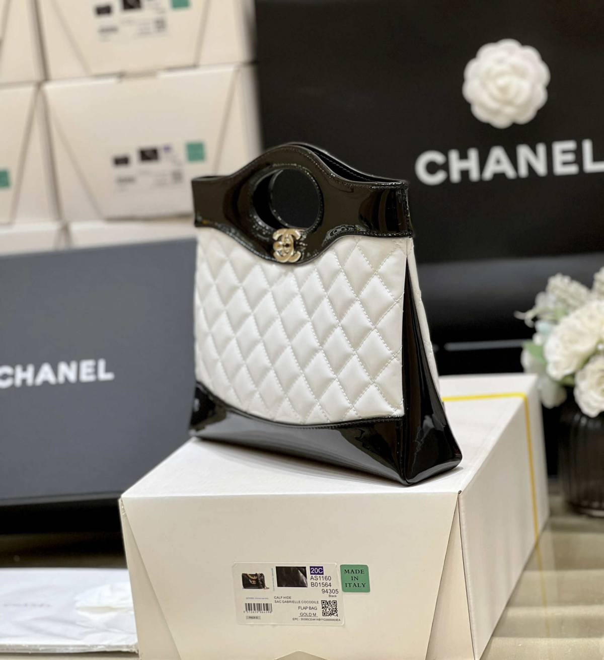 Ellebag’s Masterful Recreation of the Chanel 31 Mini Shopping Bag (AS4133) in White and Black Lambskin(2025 Jan Updated)-Paras laatu väärennetty Louis Vuitton laukku verkkokauppa, replika suunnittelija laukku ru