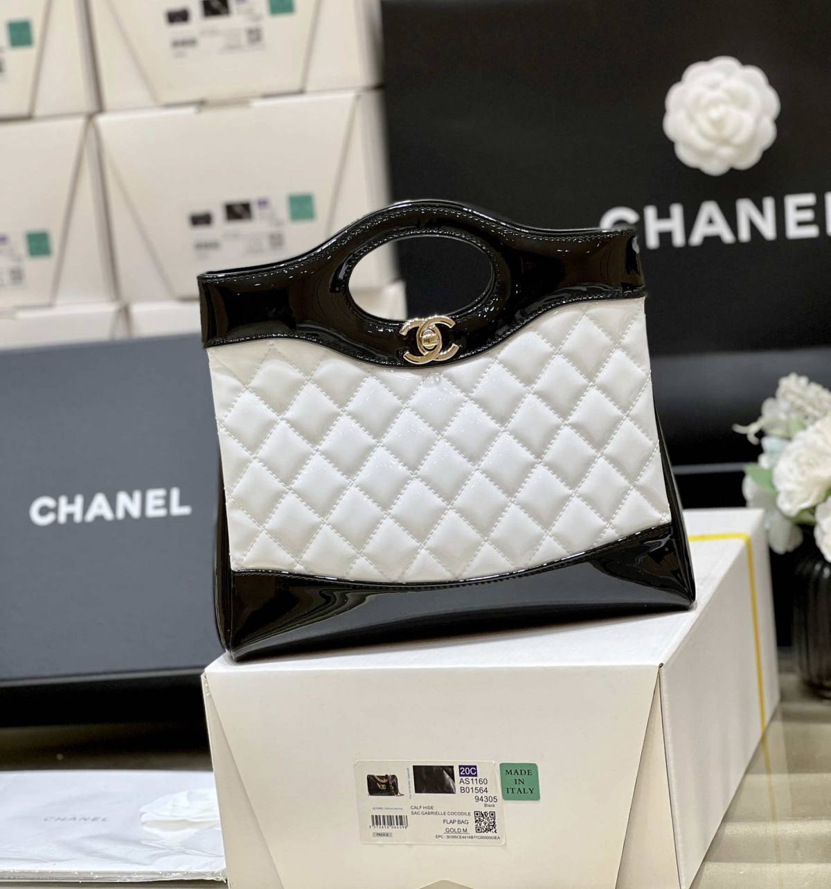 Ellebag’s Masterful Recreation of the Chanel 31 Mini Shopping Bag (AS4133) in White and Black Lambskin(2025 Jan Updated)-Paras laatu väärennetty Louis Vuitton laukku verkkokauppa, replika suunnittelija laukku ru