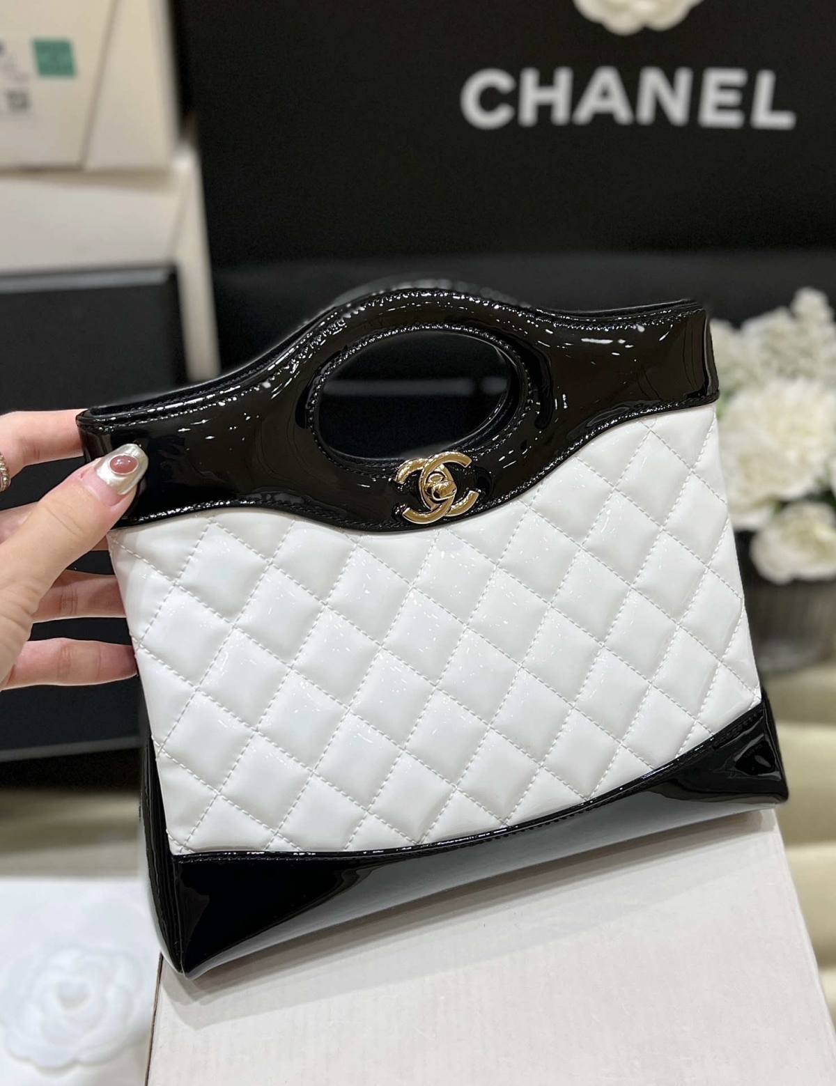 Ellebag’s Masterful Recreation of the Chanel 31 Mini Shopping Bag (AS4133) in White and Black Lambskin(2025 Jan Updated)-Paras laatu väärennetty Louis Vuitton laukku verkkokauppa, replika suunnittelija laukku ru