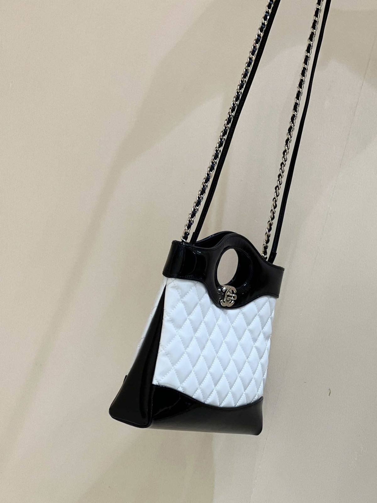 Ellebag’s Masterful Recreation of the Chanel 31 Mini Shopping Bag (AS4133) in White and Black Lambskin(2025 Jan Updated)-Paras laatu väärennetty Louis Vuitton laukku verkkokauppa, replika suunnittelija laukku ru