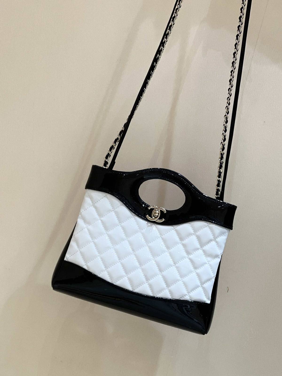 Ellebag’s Masterful Recreation of the Chanel 31 Mini Shopping Bag (AS4133) in White and Black Lambskin(2025 Jan Updated)-Paras laatu väärennetty Louis Vuitton laukku verkkokauppa, replika suunnittelija laukku ru