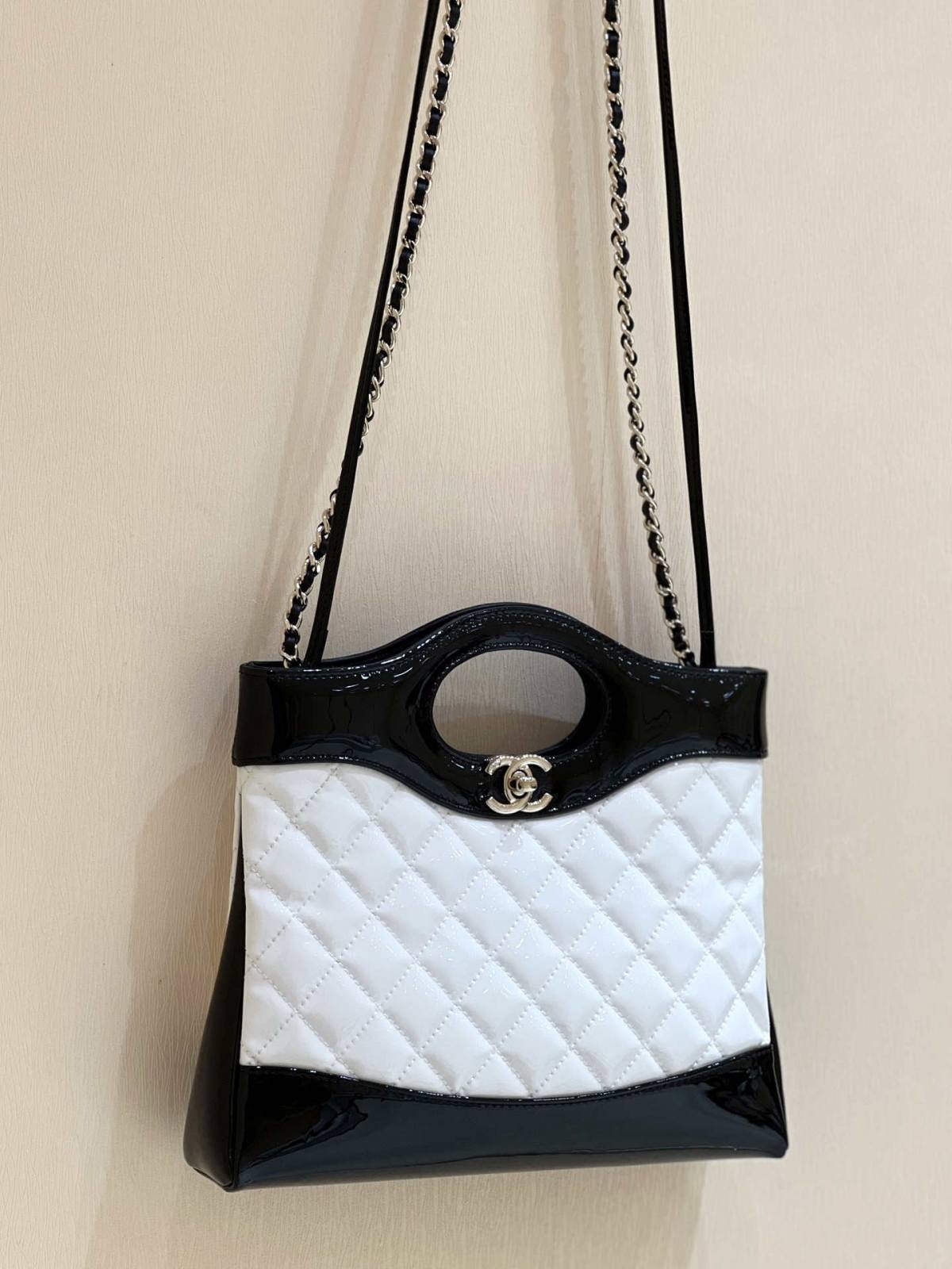 Ellebag’s Masterful Recreation of the Chanel 31 Mini Shopping Bag (AS4133) in White and Black Lambskin(2025 Jan Updated)-Paras laatu väärennetty Louis Vuitton laukku verkkokauppa, replika suunnittelija laukku ru