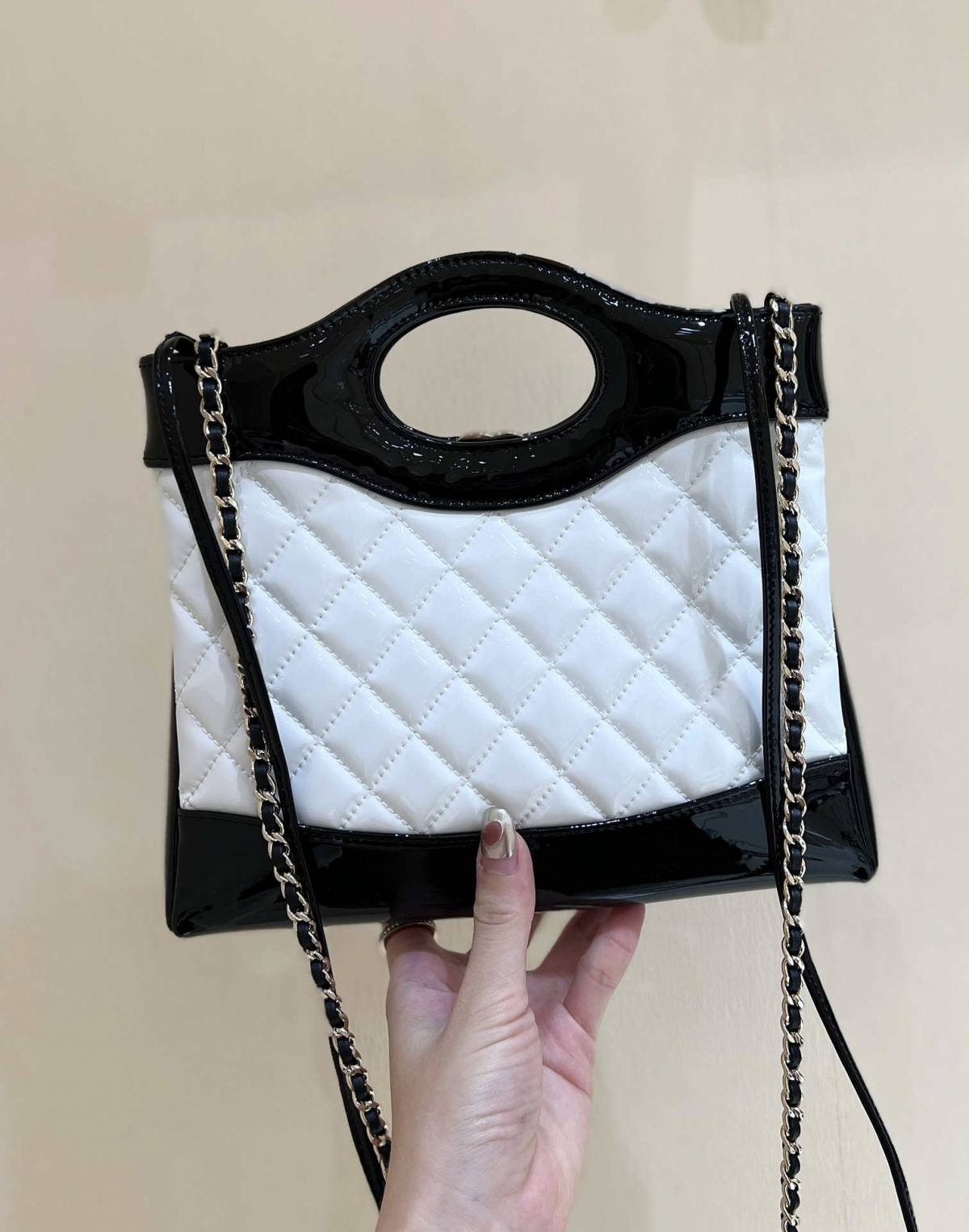 Ellebag’s Masterful Recreation of the Chanel 31 Mini Shopping Bag (AS4133) in White and Black Lambskin(2025 Jan Updated)-Paras laatu väärennetty Louis Vuitton laukku verkkokauppa, replika suunnittelija laukku ru