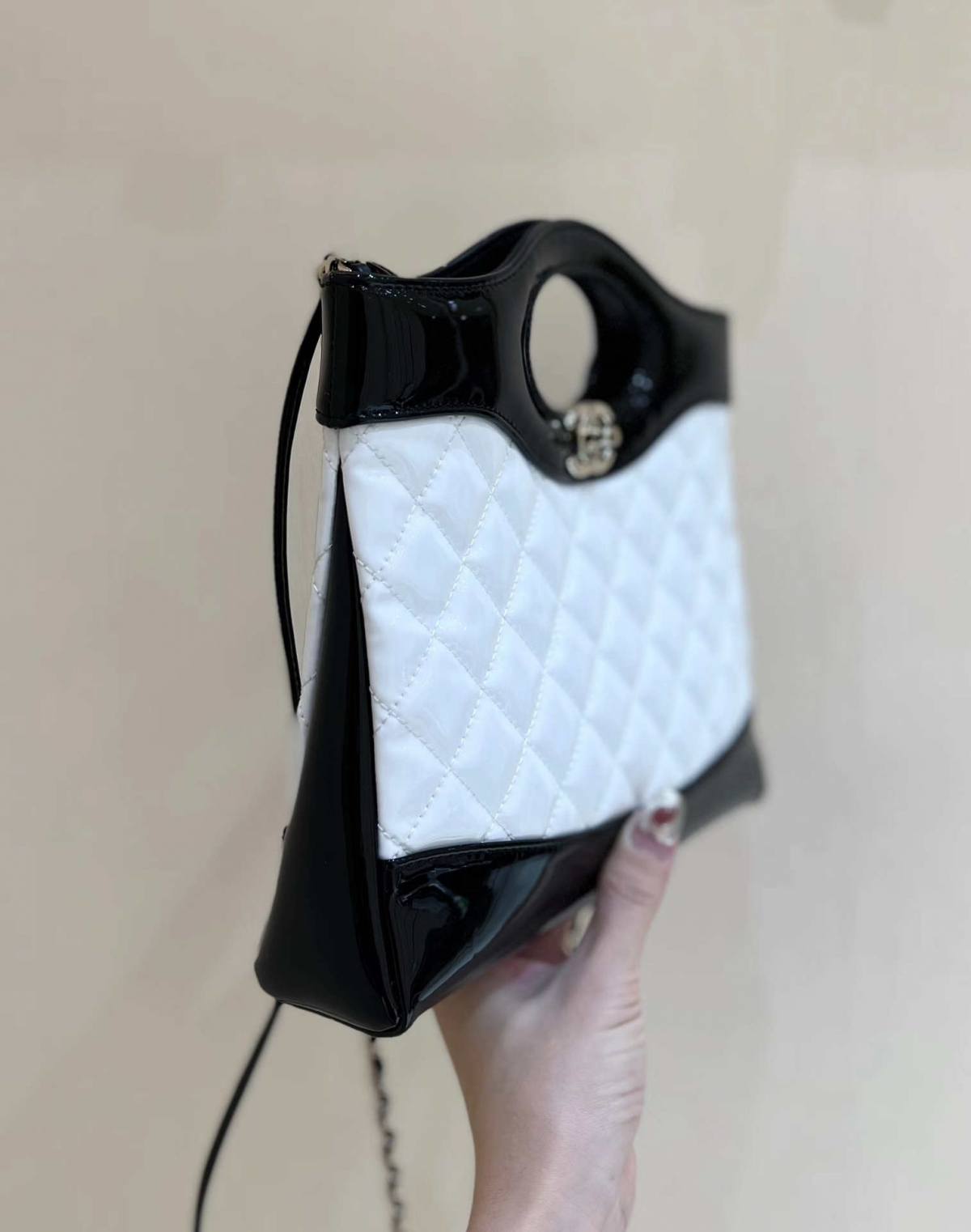 Ellebag’s Masterful Recreation of the Chanel 31 Mini Shopping Bag (AS4133) in White and Black Lambskin(2025 Jan Updated)-Paras laatu väärennetty Louis Vuitton laukku verkkokauppa, replika suunnittelija laukku ru