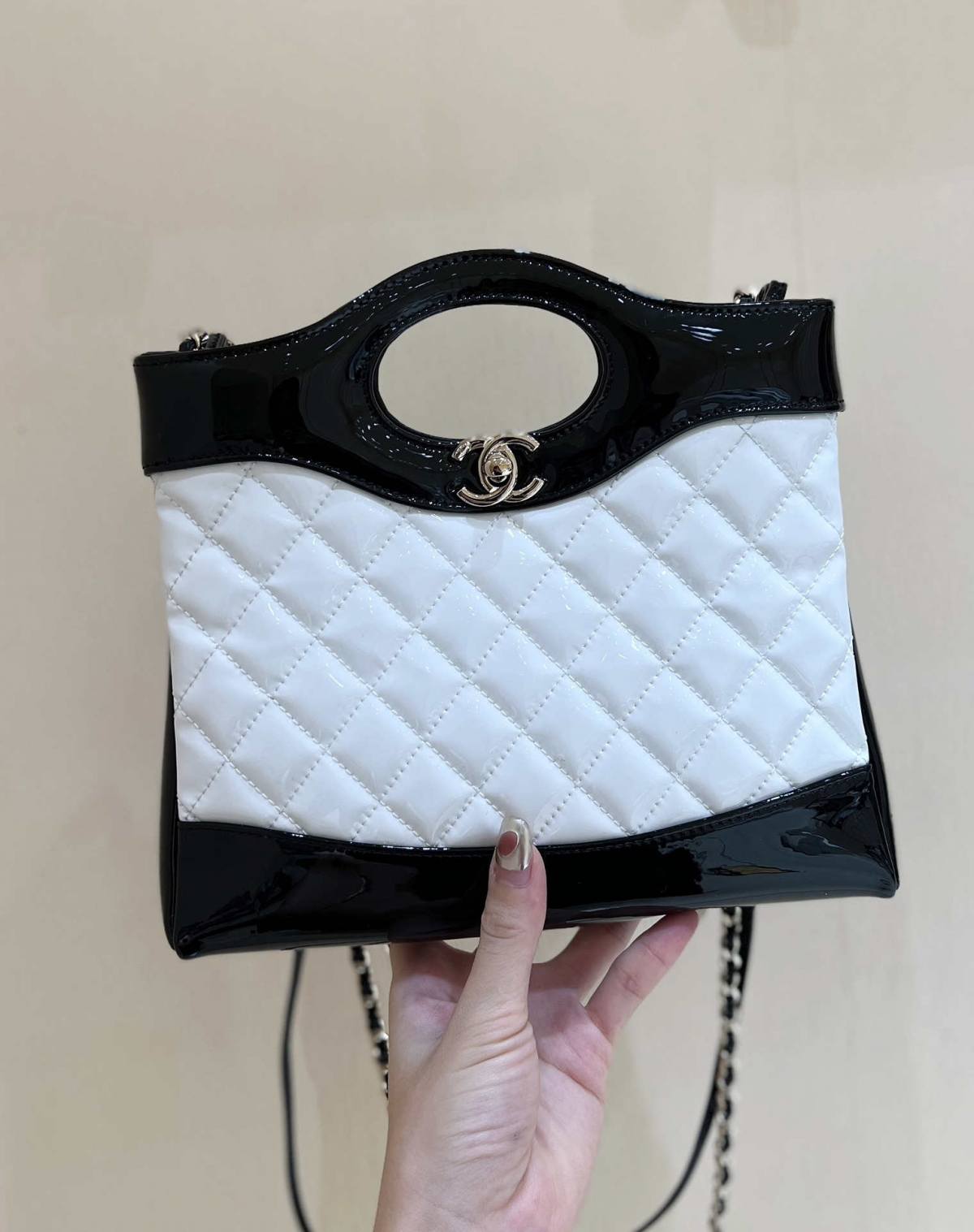 Ellebag’s Masterful Recreation of the Chanel 31 Mini Shopping Bag (AS4133) in White and Black Lambskin(2025 Jan Updated)-Paras laatu väärennetty Louis Vuitton laukku verkkokauppa, replika suunnittelija laukku ru