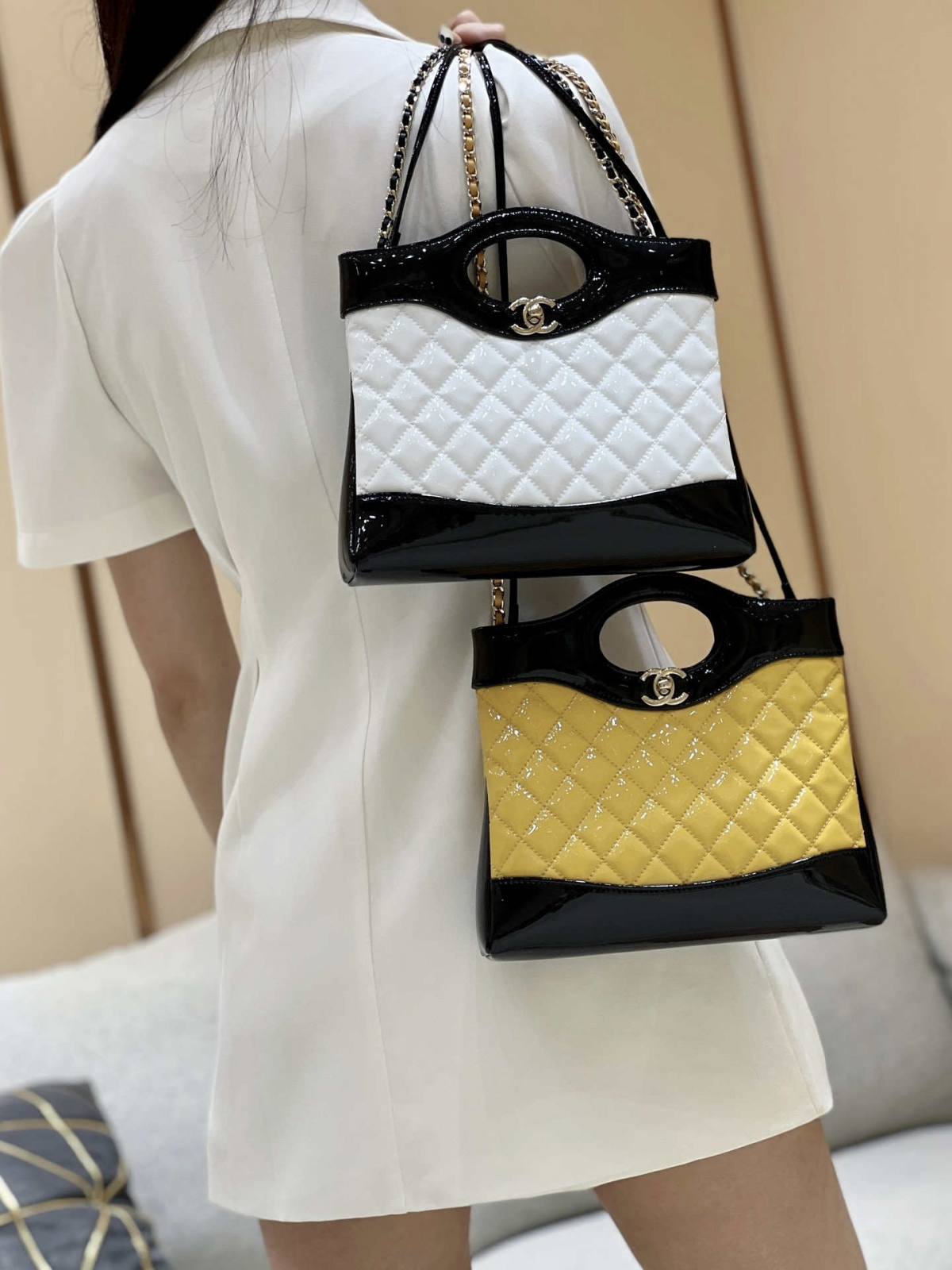 Ellebag’s Masterful Recreation of the Chanel 31 Mini Shopping Bag (AS4133) in White and Black Lambskin(2025 Jan Updated)-Paras laatu väärennetty Louis Vuitton laukku verkkokauppa, replika suunnittelija laukku ru