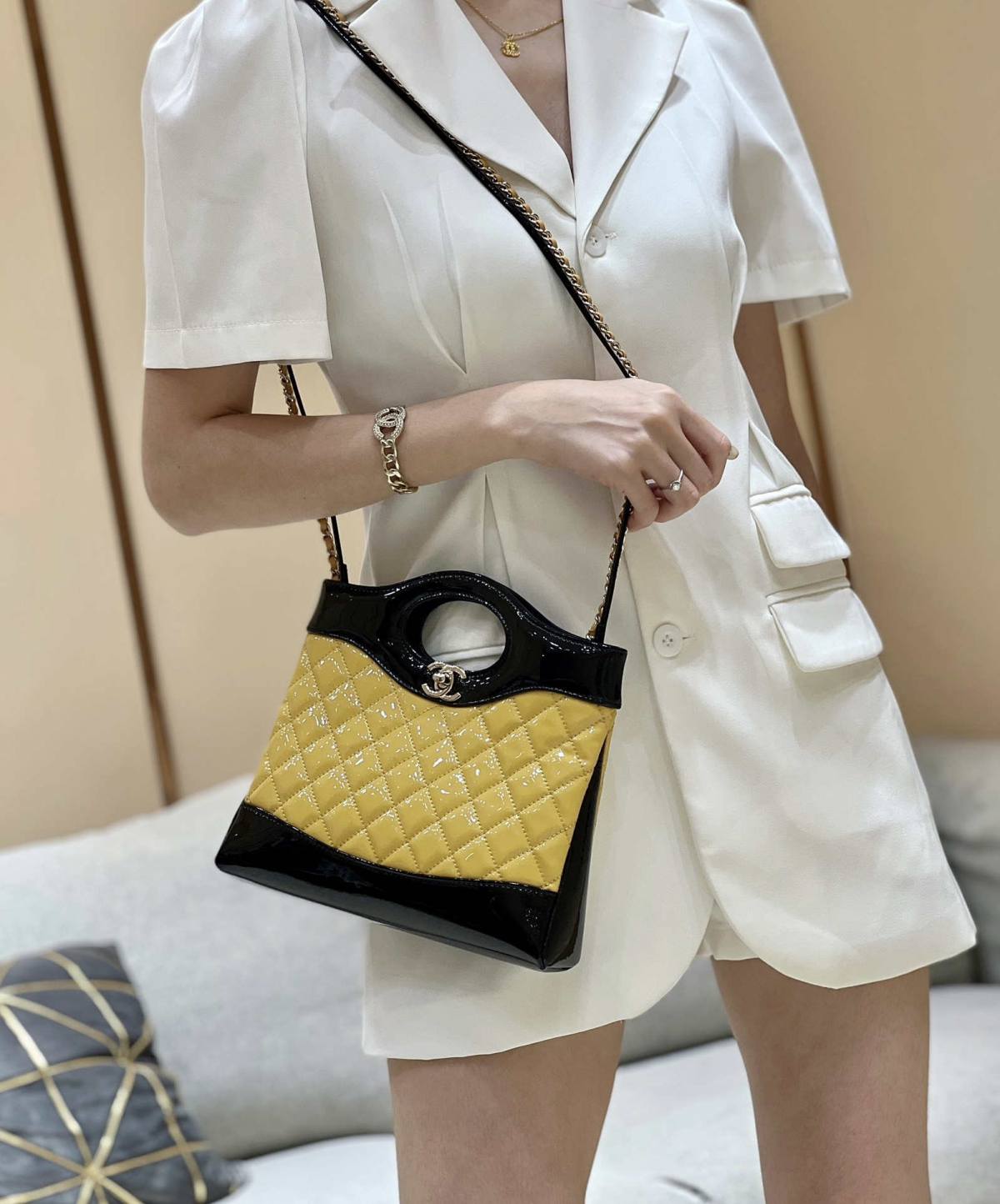 Ellebag’s Masterful Recreation of the Chanel 31 Mini Shopping Bag (AS4133) in Yellow and Black Lambskin(2025 Jan Updated)-Paras laatu väärennetty Louis Vuitton laukku verkkokauppa, replika suunnittelija laukku ru