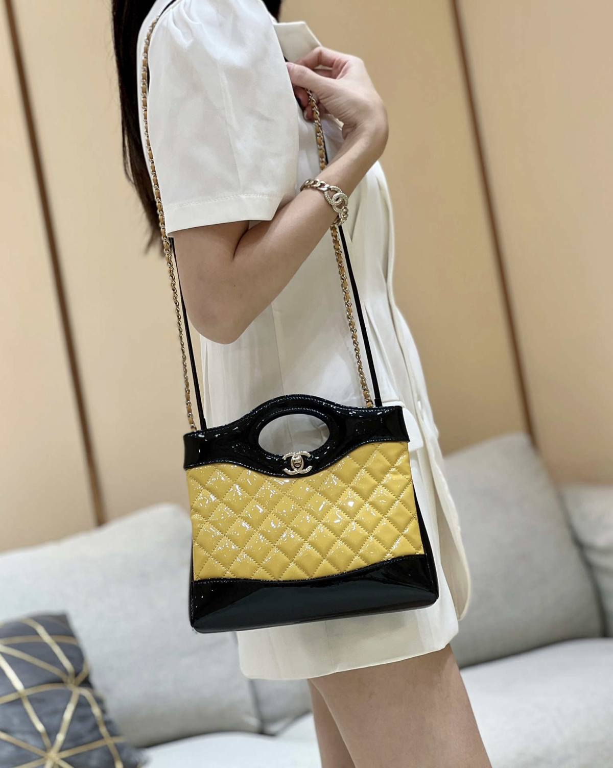 Ellebag’s Masterful Recreation of the Chanel 31 Mini Shopping Bag (AS4133) in Yellow and Black Lambskin(2025 Jan Updated)-Paras laatu väärennetty Louis Vuitton laukku verkkokauppa, replika suunnittelija laukku ru