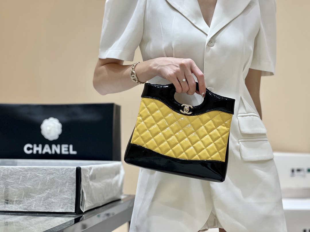 Ellebag’s Masterful Recreation of the Chanel 31 Mini Shopping Bag (AS4133) in Yellow and Black Lambskin(2025 Jan Updated)-Paras laatu väärennetty Louis Vuitton laukku verkkokauppa, replika suunnittelija laukku ru