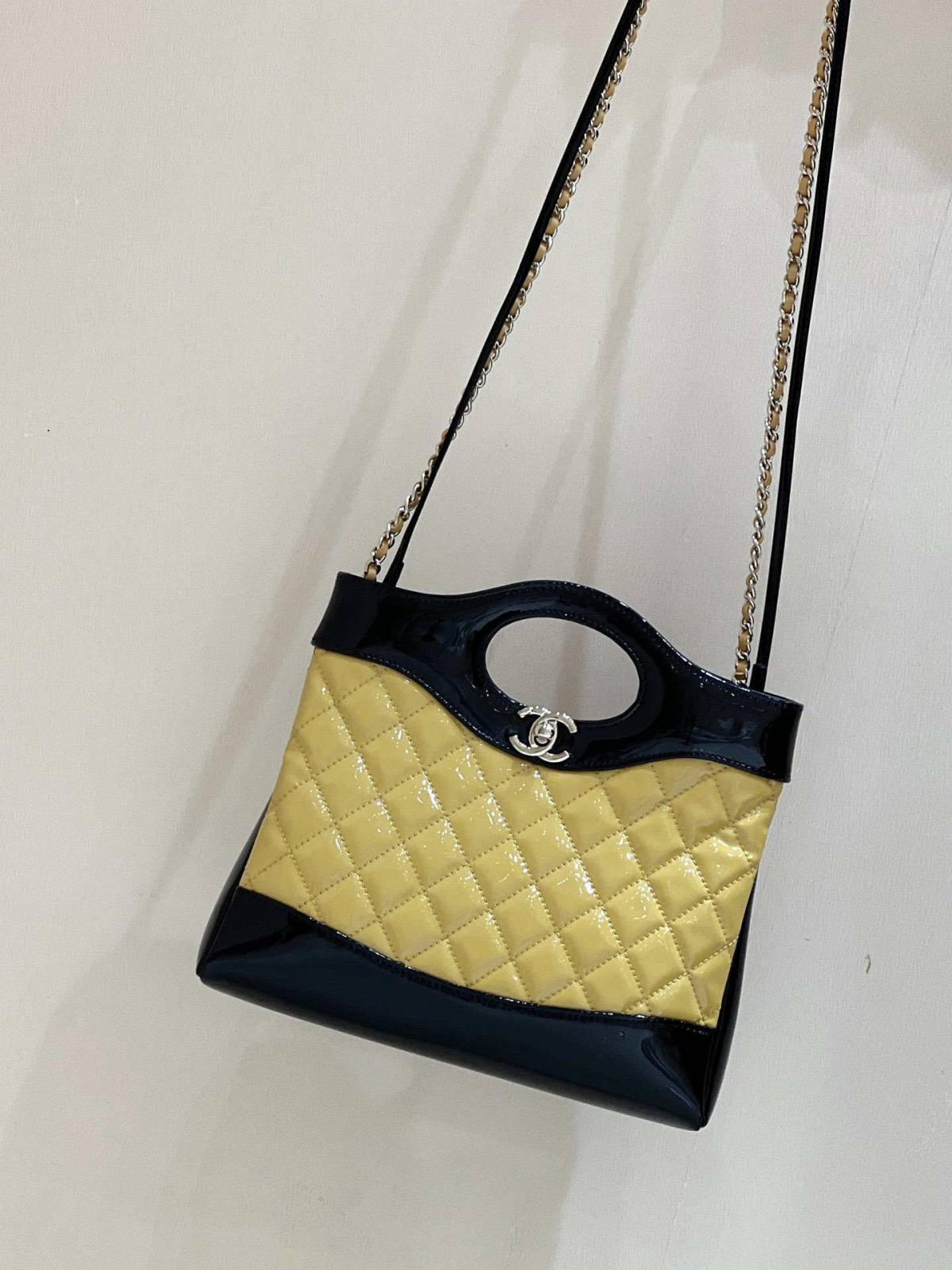 Ellebag’s Masterful Recreation of the Chanel 31 Mini Shopping Bag (AS4133) in Yellow and Black Lambskin(2025 Jan Updated)-Paras laatu väärennetty Louis Vuitton laukku verkkokauppa, replika suunnittelija laukku ru