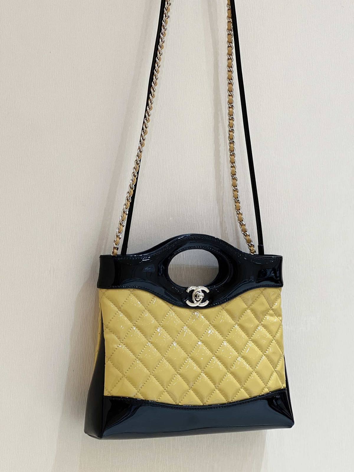 Ellebag’s Masterful Recreation of the Chanel 31 Mini Shopping Bag (AS4133) in Yellow and Black Lambskin(2025 Jan Updated)-Paras laatu väärennetty Louis Vuitton laukku verkkokauppa, replika suunnittelija laukku ru