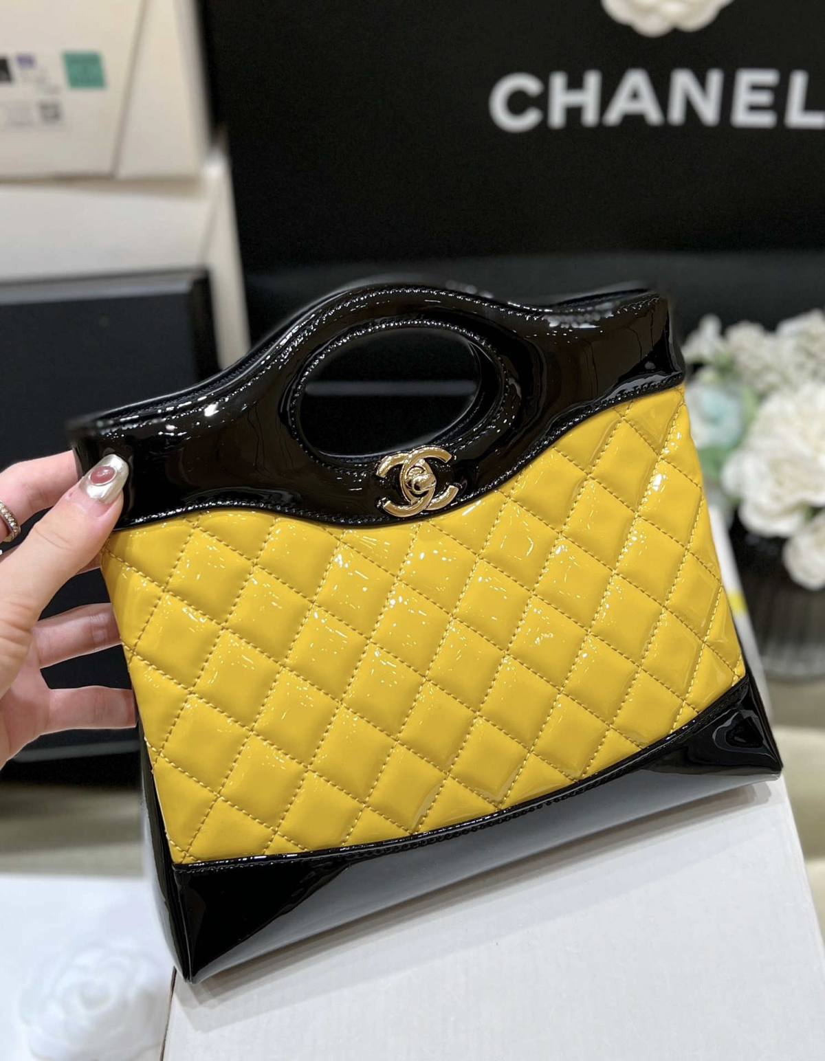 Ellebag’s Masterful Recreation of the Chanel 31 Mini Shopping Bag (AS4133) in Yellow and Black Lambskin(2025 Jan Updated)-Paras laatu väärennetty Louis Vuitton laukku verkkokauppa, replika suunnittelija laukku ru